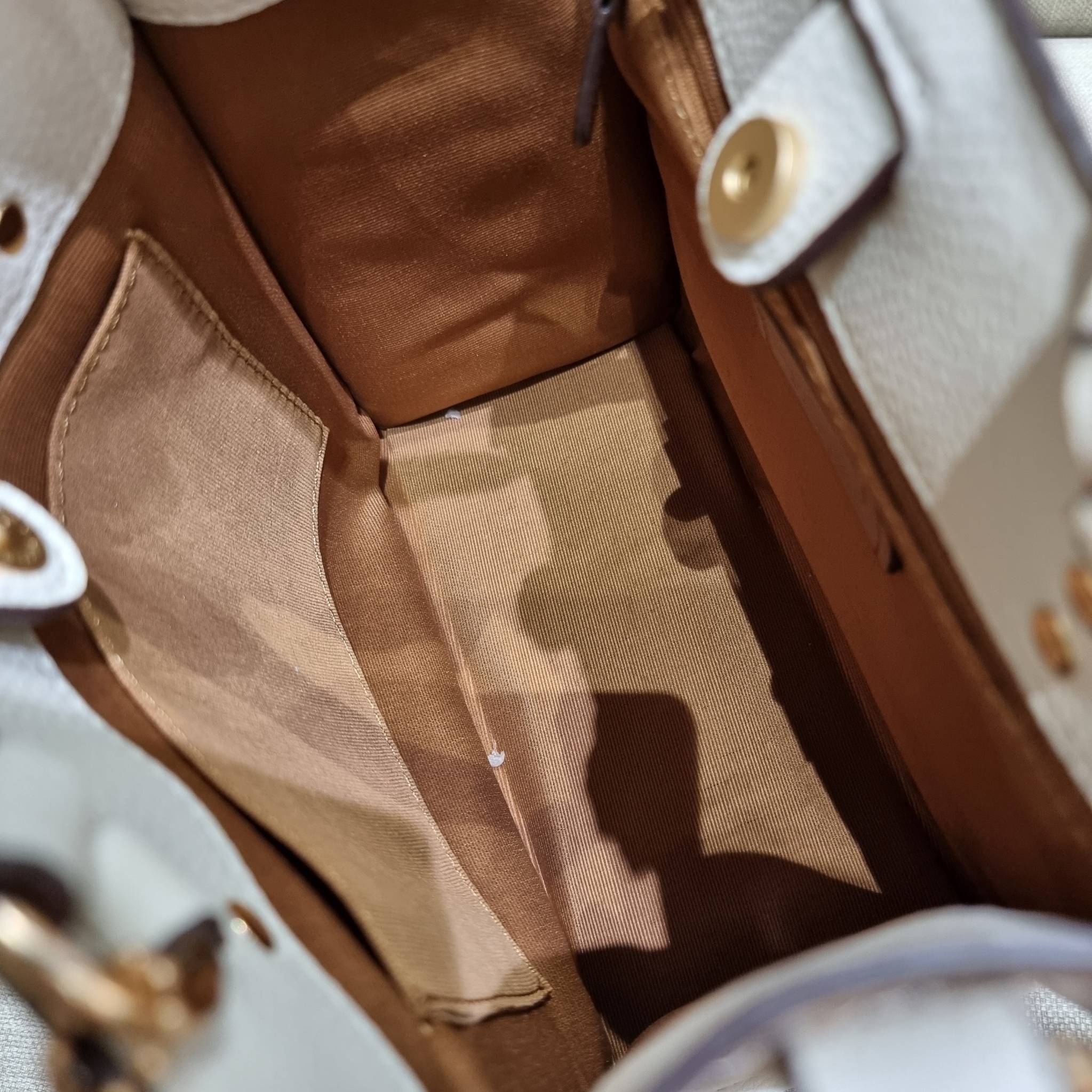 COACH C7001 DEMPSEY TOTE 22 IN SIGNATURE CANVAS WITH TIGER 🐯🐯 คอลเลคชั่นฉลองปีเสือต้องมาจ้า กับรุ่นคลาสสิค กระเป๋าทรงโท้ท ขนาดน่ารักน่าใช้มากๆ ดีไซน์น้องเสือจิ้มลิ้มดึงดูดสายตามากๆ ฟังก์ชั่นการใช้งานสะดวก มีทั้งสายคล้องในตัว และสายครอสบอดี