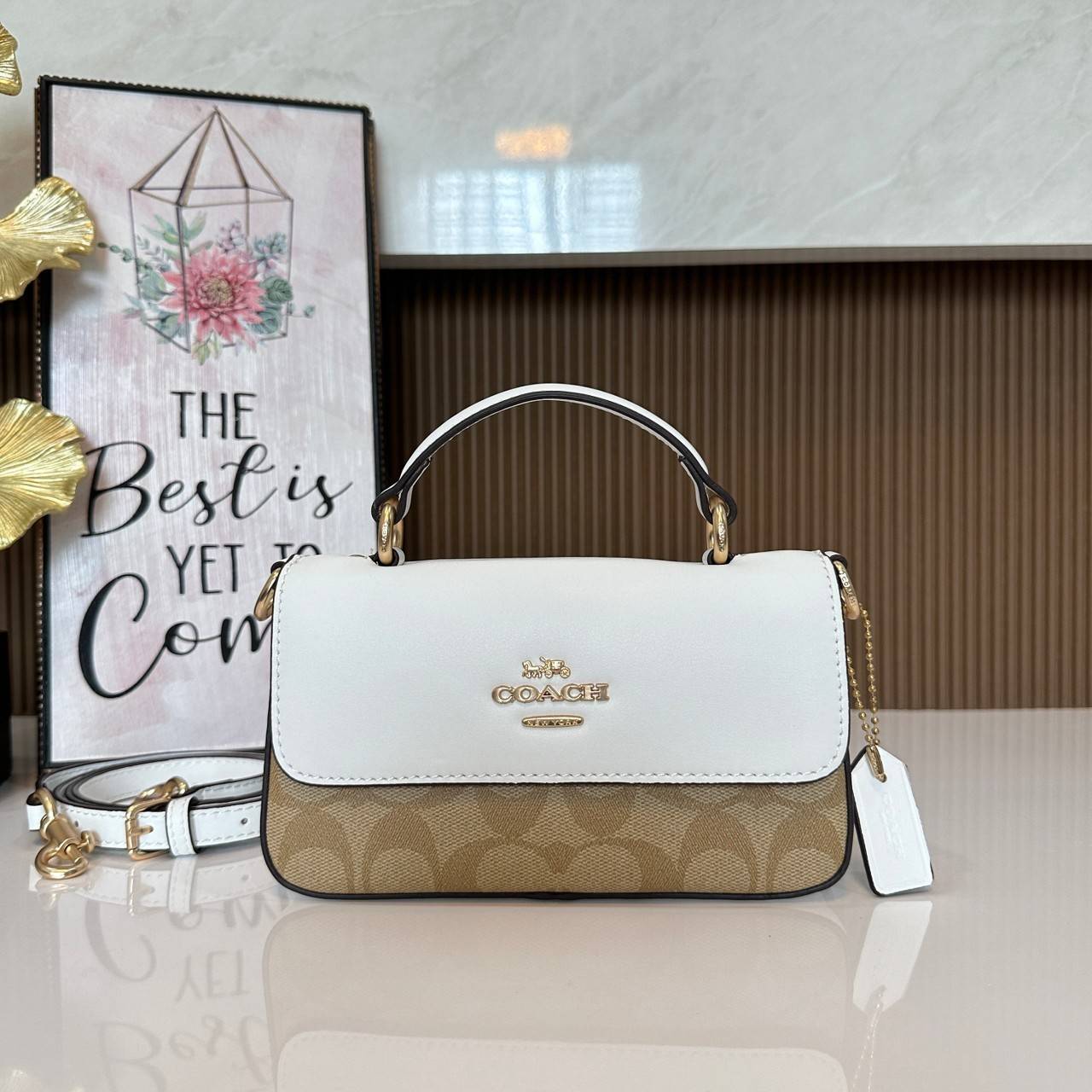 Coach Mini Josie Top Handle Crossbody In Blocked Signature Canvas (cc340) ใหม่ล่าสุด กระเป๋าสะพายหรือถือใบเล็กกระทัดรัด วัสดุหนังตัดขอบหนังแท้ ภายในช่องโล่งกว้างสามารถใส่โทรศัพท์ iPhonePro max ได้ มีช่องใส่บัตรเครดิต 2 ช่อง เปิดปิดด้วนกระดุมแป๊ก ซับในผ้า 
