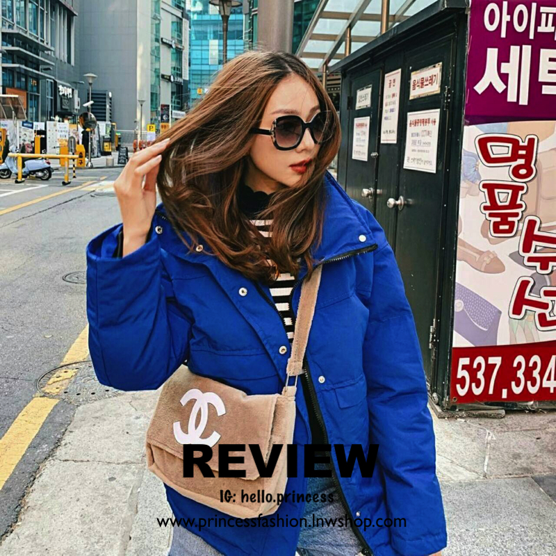 Chanel Beaute Crossbody Bag กระเป๋าสะพาย VIP GIFT ของแท้ จาก Chanel Cosmetic แท้💯 วัสดุขนวูลหนานุ่ม ตัดโลโก้แบรนด์หนังสีขาวสวยโดดเด่น น้ำหนักเบา เปิดปิดด้วยฝาปิดกระดุมแม่เหล็ก ใบใหญ่กำลังดี ใส่ iPad, กระเป๋าสตางค์ใบยาว, และของจุกจิกได้เยอะ มาพร้อม