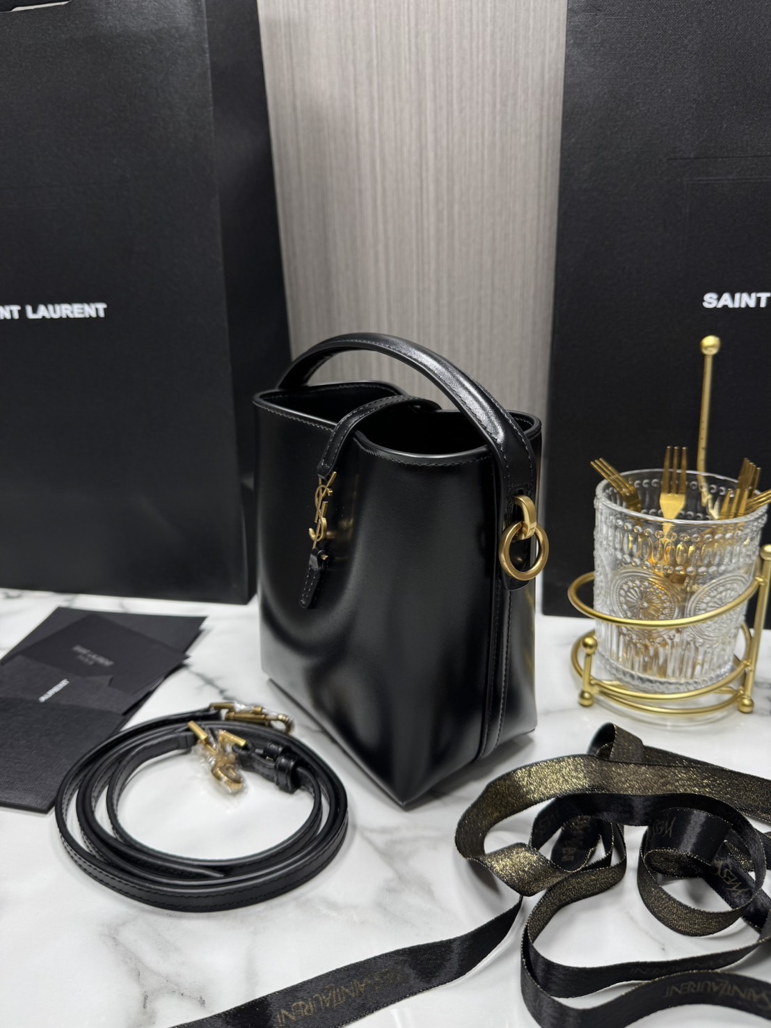 TOP ORI หนังแท้ | YSL Le 37 in shiny leather bag / YSL Bucket Bag กระเป๋าสะพายทรงทรงถัง โดดเด่นด้วยตัวปิดแบบตะขอ Cassandre พร้อมหูจับด้านบน และสายสะพายไหล่แบบปรับได้และถอดออกได้