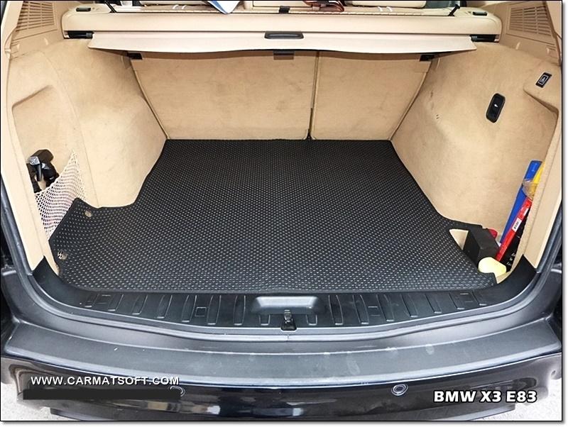 แผ่นปูท้ายรถยนต์ BMW X3 E83 (ปี 2003-2010) ลายกระดุมPVC สีดำ