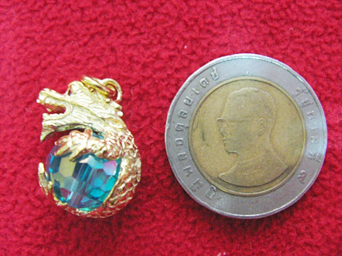 จี้มังกรถือลูกแก้วสีฟ้าค่ะ