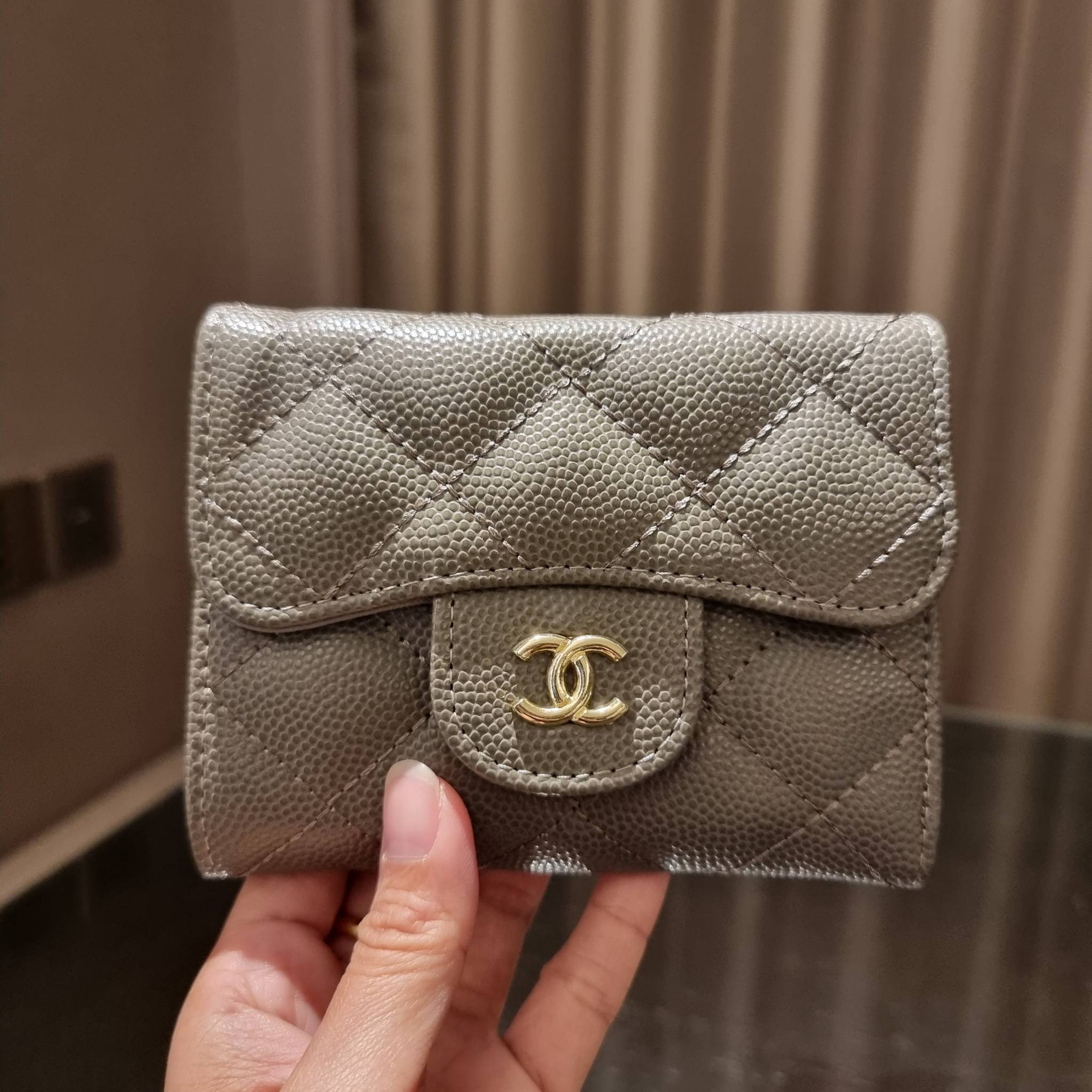 VIP 】มาแล้วจ้า!! รุ่นแนะนำ!! ฮิตติดใจสาวๆ!! กระเป๋าสตางค์ใบสั้นรุ่นฝาพับ จาก Chanel premium for gift เรียบหรู ดูไฮน์ วัสดุหนังสังเคราะห์ลายคาร์เวีย ด้านในเป็นหนังซาฟเฟียโน่ เปิด-ปิดด้วยกระดุมแม่เหล็ก ภายในกระเป๋ามีช่องใส่บัตร ใส่ธนบัตรได้ ดีไซน์เรียบหรูตา