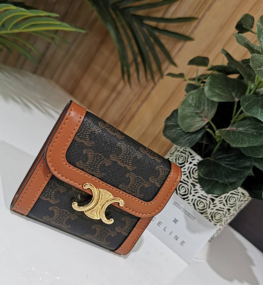 พรีเมี่ยมกิ๊ฟแท้ 100% 】CELINE SHORT WALLET VIP GIFT WITH PURCHASE GWP พรีเมี่ยมกิ๊ฟ Limited จาก CELINE HAUTE PARFUME DUTYFREE วัสดุ Triomphe Canvas หนังขึ้นลาย Signature Brand สวยอยู่ทรงมีโลโก้ด้านหน้าเปิดปิดด้วยฝาพับกระดุมแม่เหล็ก