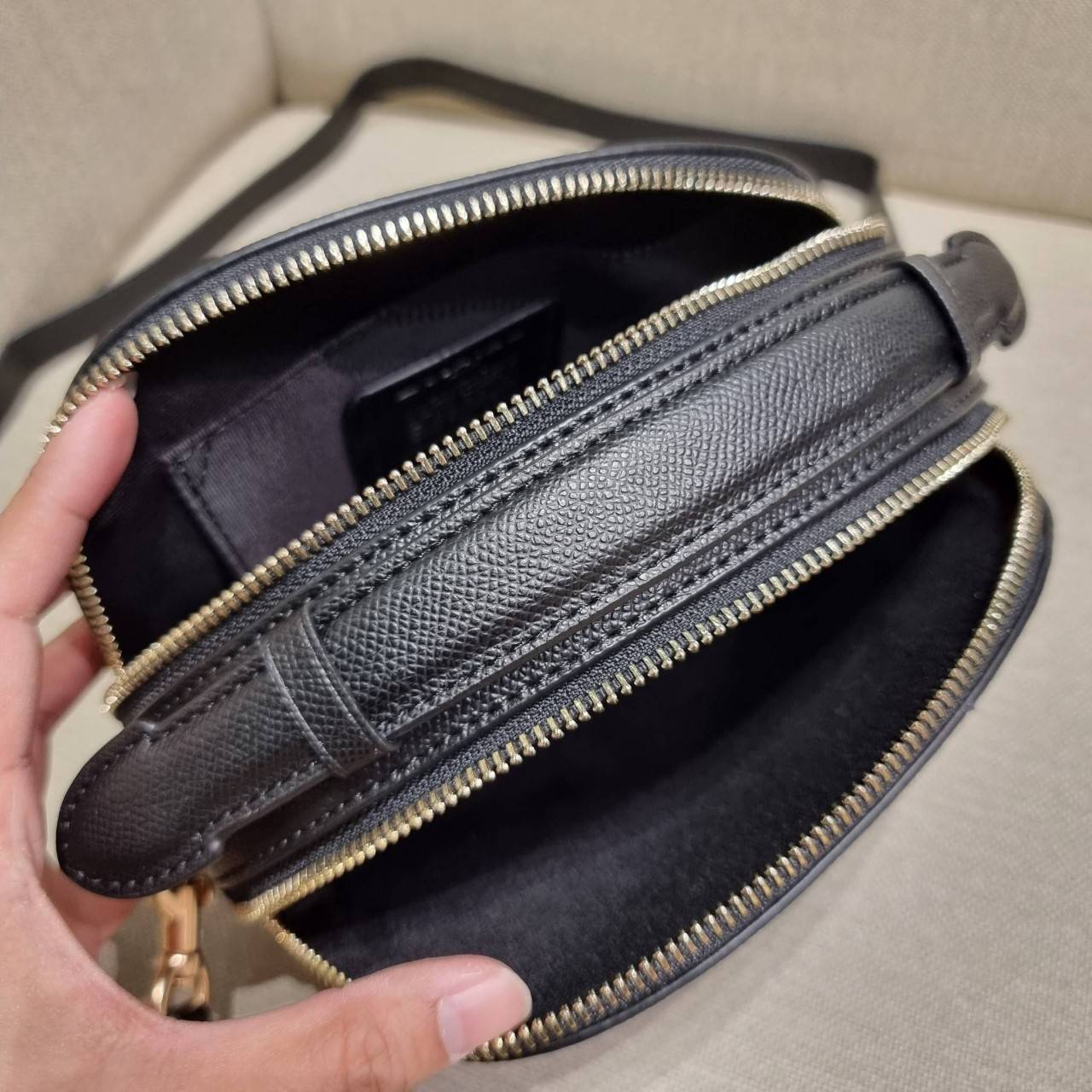 COACH 1589 SERENA SATCHEL กระเป๋าสะพายคอลเลคชั่นยอดฮิต ดีไซน์ลุคผู้ดี ต้องยกให้น้องใบนี้เลย!! จัดสีคุณหนูมาให้ สวยตาแตก!! วัสดุหนัง crossgrain ทนทาน เปิด-ปิดด้วยซิป 2 ช่องหลัก ภายในเป็นช่องโล่ง เก็บของได้แบบสบายๆ ใส่มือถือได้ทุกรุ่น สามารถหยิบไปแมทช์ได้ง่