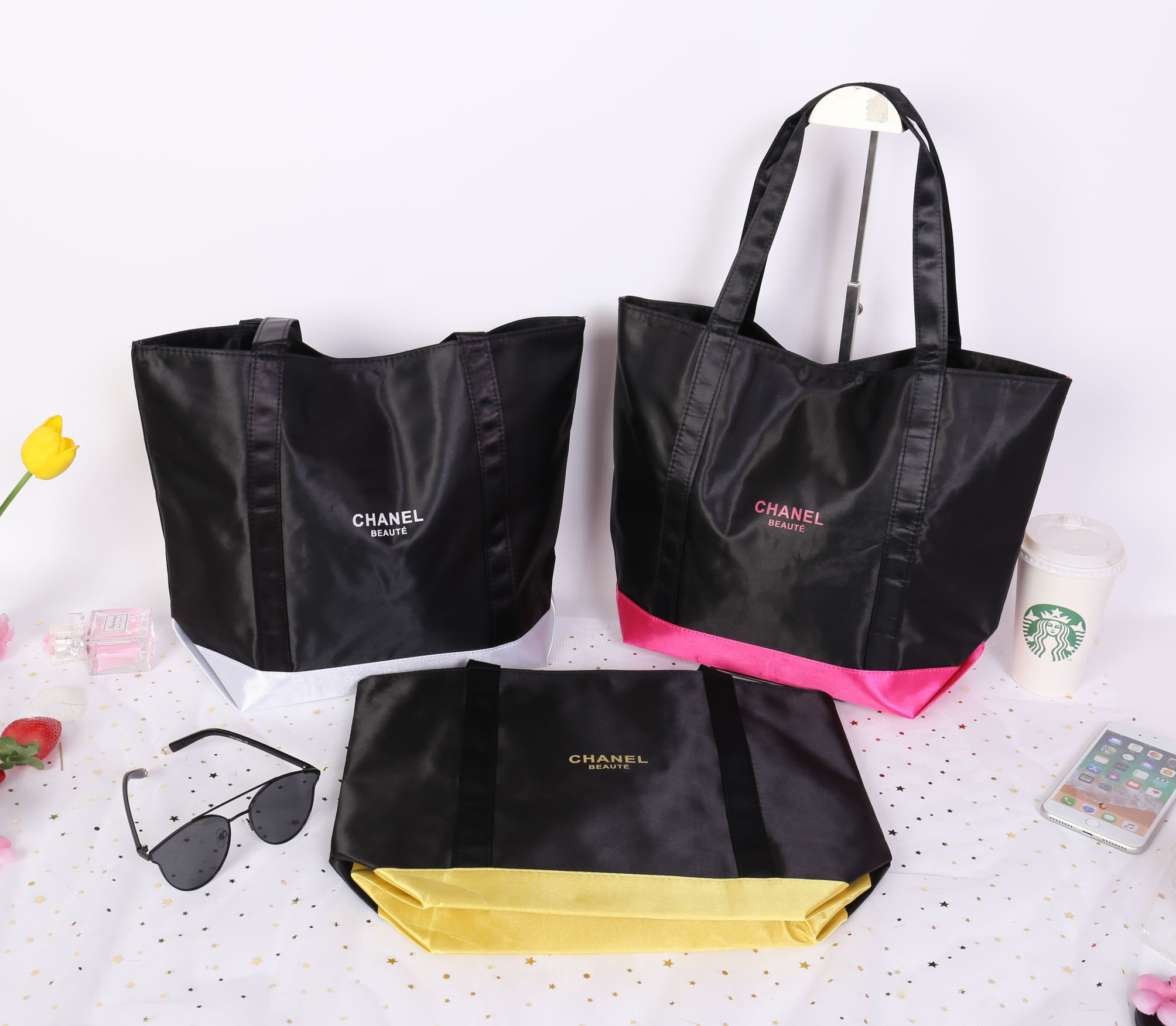 Chanel Satin Shoulder bag วัสดุ (Material) : Satin กระเป๋าสะพายข้าง ขนาดกำลังดีค่ะ ใส่เอกสารหนังสือได้นะคะ ด้านในซับผ้าลายเดียวกับสีกระเป๋าเลยค่ะ เป็นกระดุมแม่เหล็กเปิดปิด สินค้าพรีเมี่ยมแท้ แถมจากเค้าเตอร์แบรนด์ประเทศญี่ปุ่นค่ะ