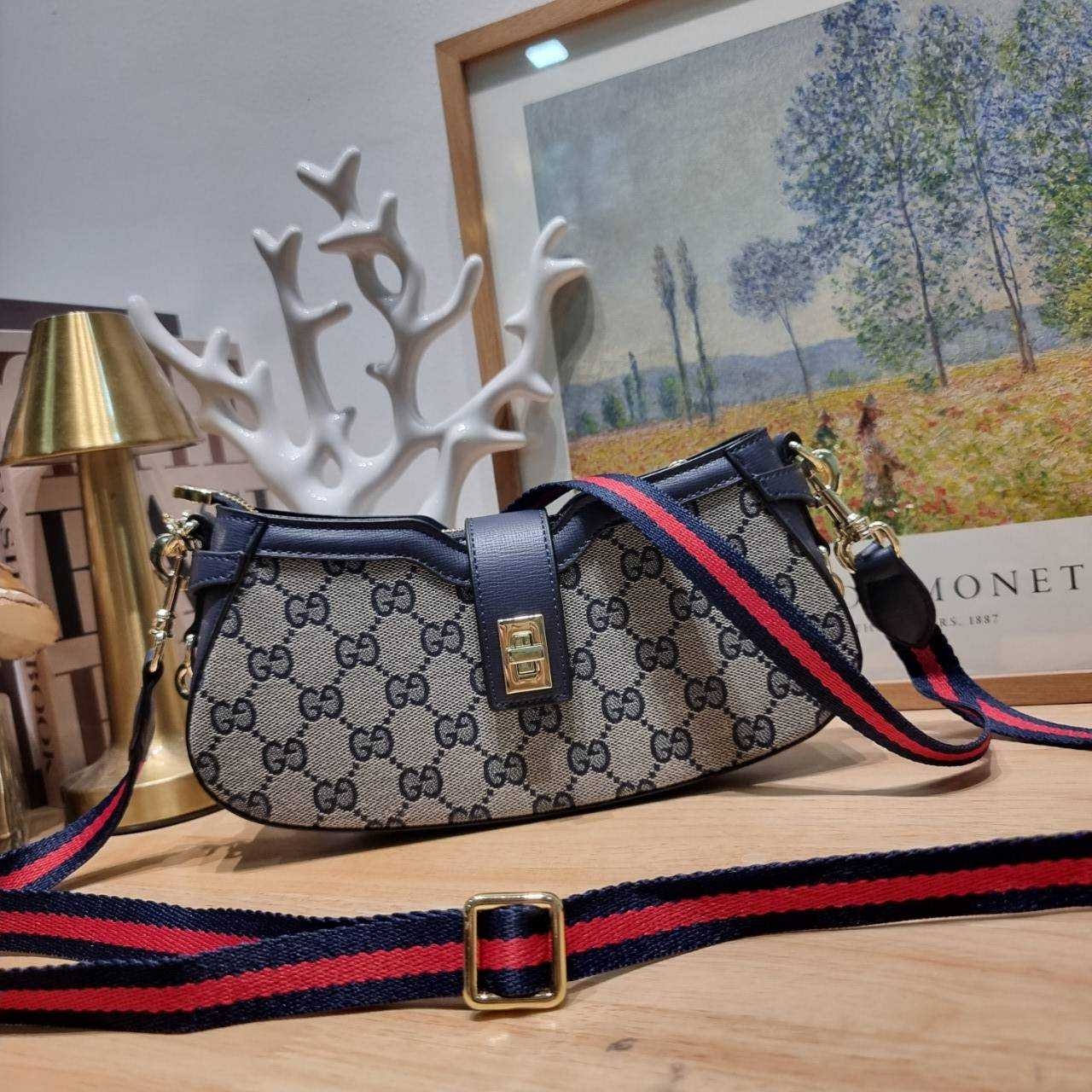 Gucci moon side mini shoulder bag สวยย้อนยุค y2k กำลังมาแรง กับอีกหนึ่งไอเท็มสุดจึ้ง ด้วยขนาดที่กำลังพอดี ดีไซน์คลาสสิคลัคชู ดูผู้ดี