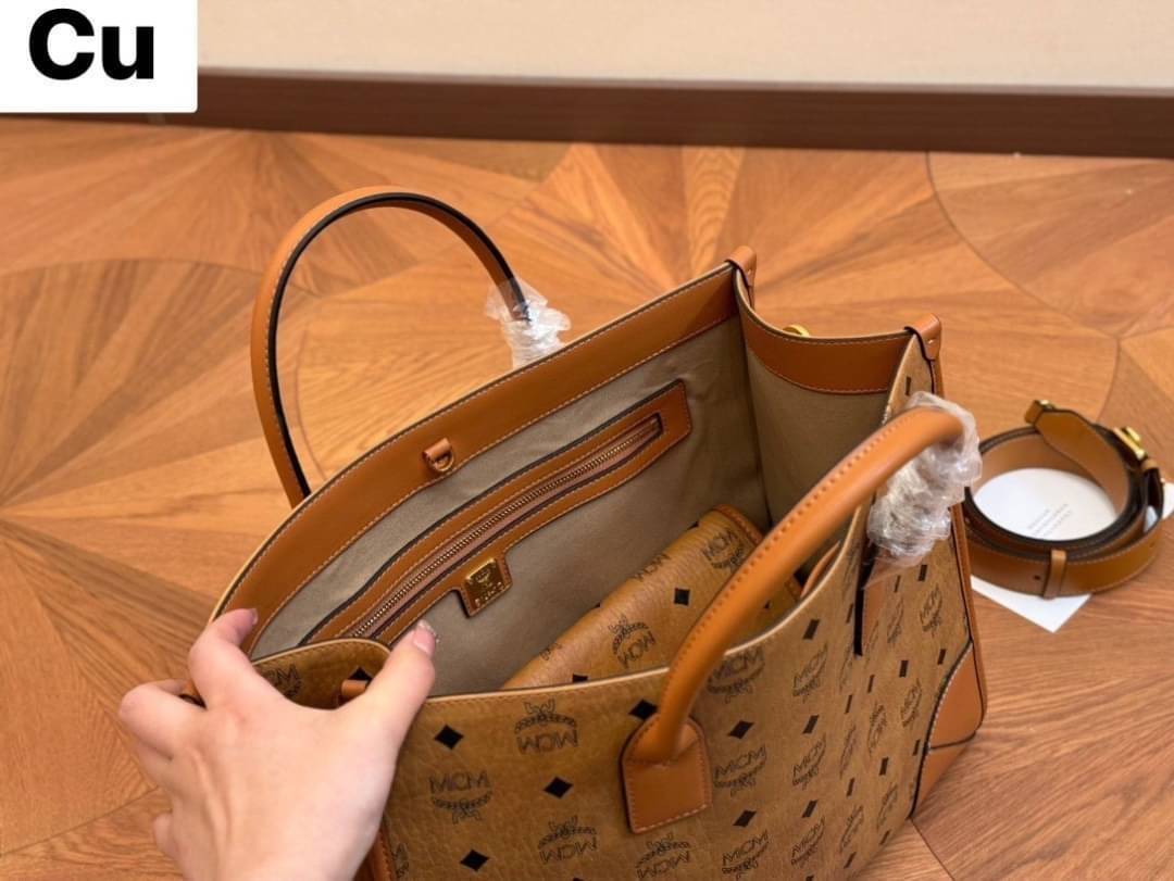 ORI | M.C.M MEDIUM MÜNCHEN TOTE IN VISETOS กระเป๋าโท้ทไซส์กลางจุได้เยอะ ใหม่ล่าสุด ใช้ได้ทั้งหนุ่มๆและสาวๆ รูปทรงคลาสสิค ดีไซน์เป็นเอกลักษณ์ แถมยังได้ใบลูกใส่ของจุกจิกได้อีก
