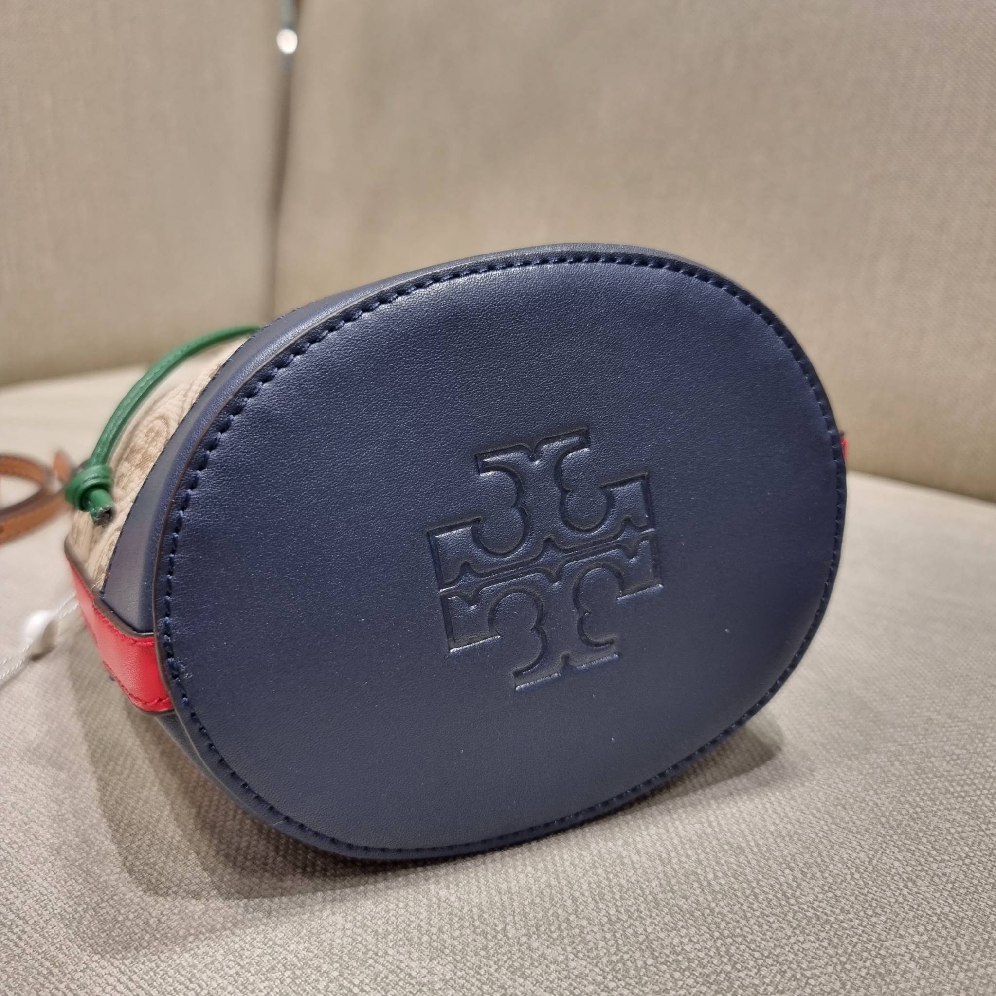 MINI : TORY BURCH T MONOGRAM COLOR-BLOCK JACQUARD MINI BUCKET BAG ใหม่ล่าสุด กับกระเป๋าบัคเก็ตทรงสวย ไซส์มินิ ในราคาน่ารัก โดดเด่นด้วยลวดลายเอกลักษณ์ ผสานลายคัลเลอร์บล็อค โทนสีตัดกันอย่างลงตัว ถักทอบนวัสดุ woven jacquard ลายคมชัด สลับส่วนของหนังแท้ ภายในเ