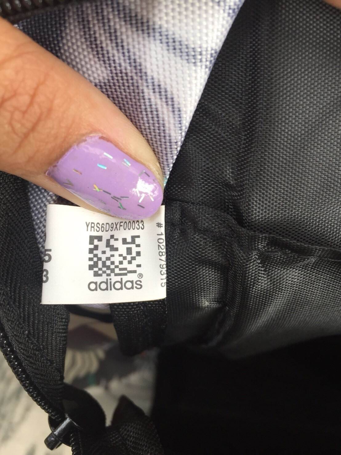 ADIDAS WOMEN ORIGINALS CROCHITA CLASSIC BACKPACK กระเป๋าเป้ แบบใหม่ล่าสุด พิมพ์ลายคลาสสิค ใช้เป็นกระเป๋านักเรียน หรือเป้กีฬาได้ ช่องใส่ของใหญ่แยกช่องสำหรับใส่หนังสือ และมีช่องหน้าใส่ของจุกจิก รูปแบบสวยทันสมัย ใช้ได้ทั้งชาย-หญิง วัสดุคุณภาพดี กันน้ำได้