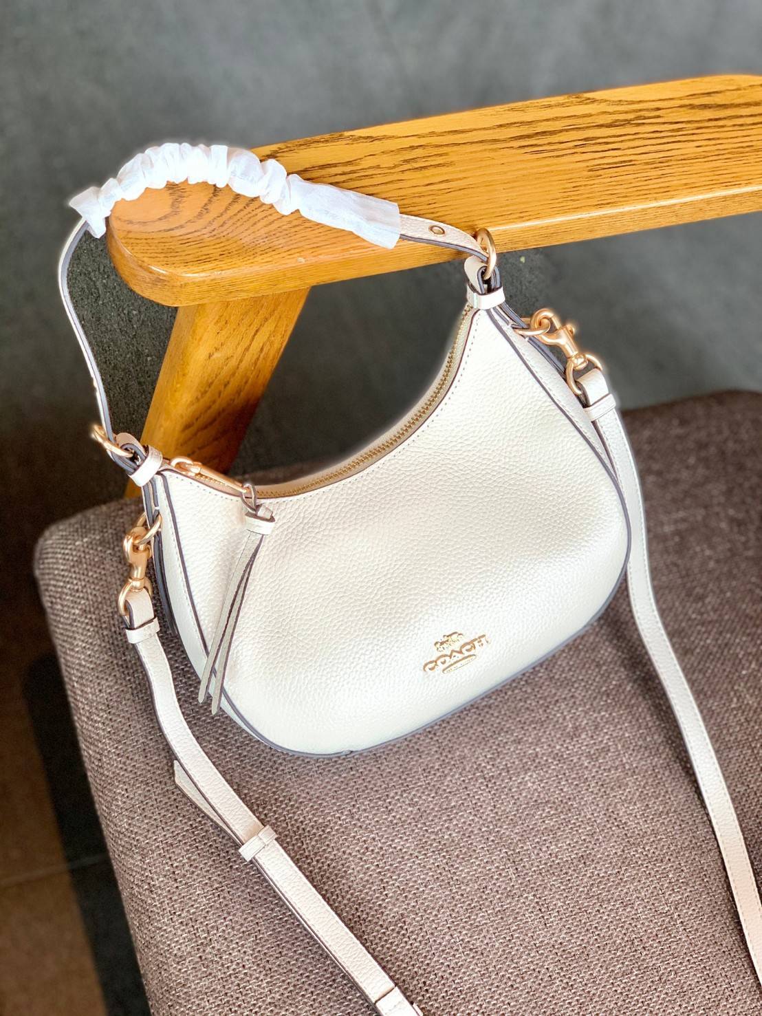 COACH KLEO HOBO BAG ((C7257//C6809//C6807)) พร้อมส่ง คุณภาพเกินเบอร์เลยจ้าา จำนวนจำกัด! กระเป๋าคล้องไหล่หรือสะพายข้างได้ Hobo รุ่นใหม่ล่าสุด ดีไซด์รูปทรงให้ดูเรียลขึ้น หนังแท้นิ่มสวย เปิดปิดกระเป๋าแบบซิปมีหนังห้อยลงมา ภายในกระเป๋าสามารถใส่กระเป๋าเงินใบยาว