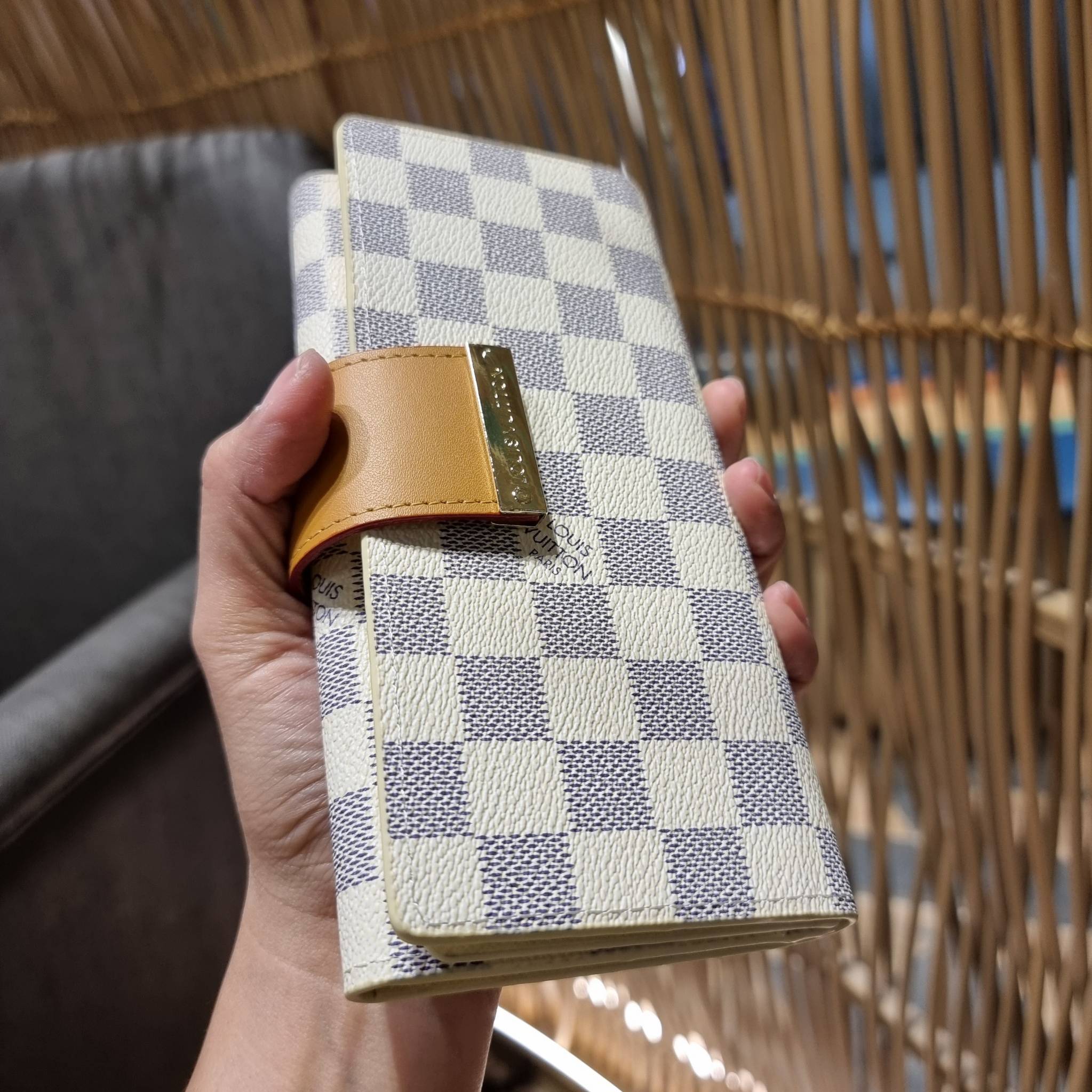 VIP 】ได้เวลาเปลี่ยนกระเป๋าสตางค์รับทรัพย์กันแล้ว!! LV vip wallet กระเป๋าสตางค์พรีเมี่ยมกิ๊ฟ เป็นไอเท็มหายาก ที่สาวๆต้องว้าว!! ใบยาวขนาดกำลังเหมาะมือ ถือแล้วขับผิวทุกสี วัสดุหนังแคนวาส ทนทาน เปิด-ปิดด้วยกระดุม ภายในมีช่องใส่บัตรเยอะมาก แบ่งสัดส่วนสวย ใส่ธน