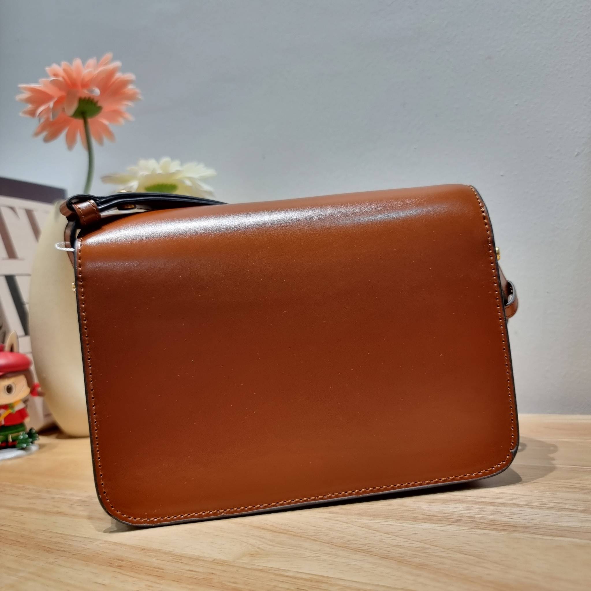 TORY BURCH ROBINSON SPAZZOLATO CONVERTIBLE SHOULDER BAG คอลเลคชั่นใหม่ สวยก่อนใคร ในราคาสุดคุ้ม! กับกระเป๋าสะพายไหล่ ดีไซน์สุดหรู หนังแก้วเงาสวยคม สีผู้ดี รูปทรงใช้งานได้ทุกลุค