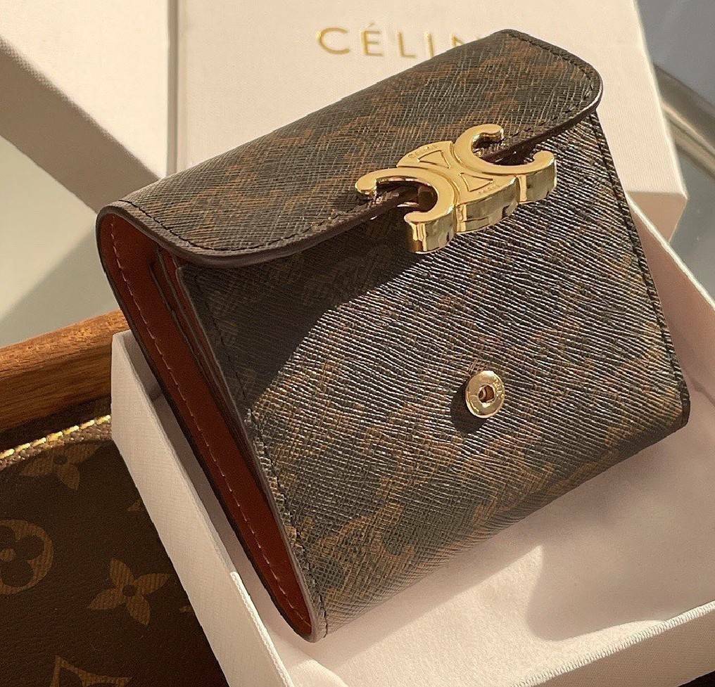 CELINE SHORT WALLET VIP GIFT WITH PURCHASE (GWP) พรีเมี่ยมกิ๊ฟ Limited จาก CELINE HAUTE PARFUME DUTYFREE COUNTER วัสดุ Triomphe Canvas หนังสวยอยู่ทรงปั้มโลโก้ด้านหน้าเปิดปิดฝาพับกระดุม ภายในมีช่องแบ่งหลายช่อง มีช่องใส่บัตรหลายช่อง ช่องใส่เหรียญ ช่องใส่ธนบ