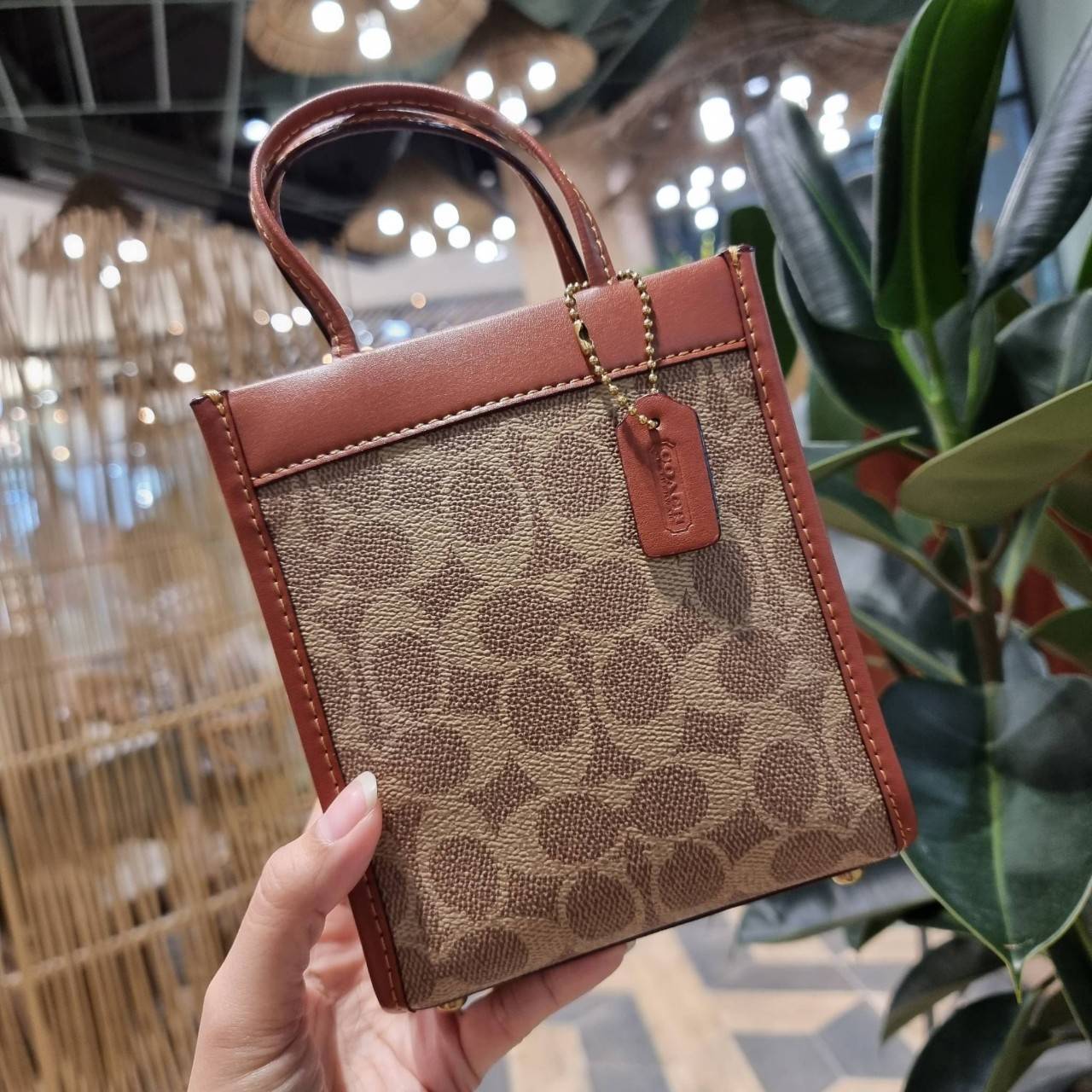 COACH C5277 MINI CASHIN TOTE IN SIGNATURE CANVAS กระป๋าสะพายข้างไซส์มินิ ไอเท็มหายาก!! ที่น่ารักที่สุด!! น่าใช้ไม่อยากวาง!! ยกให้น้องสาวใบนี้จริงๆ ดีไซน์รูปทรงโท้ทคลาสสิค วัสดุหนังแคนวาสสลับหนังแท้ มีหูจับในตัวและสายสะพายข้าง ปากกระเป๋ามีสายหนังแถบแม่เหล็