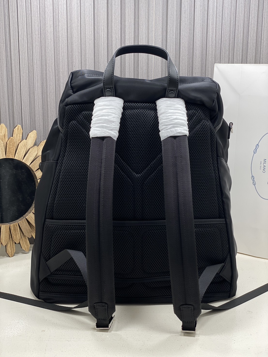 ORI หนังแท้ | Prada Re-Nylon and leather backpack กระเป๋าสะพายหลัง เป้ผ้าไนลอนรูปทรงเรขาคณิตเรียบหรู สถาปัตยกรรมและเส้นสาย ผสมผสานรูปทรงและวัสดุที่ตัดกันอย่างลงตัว