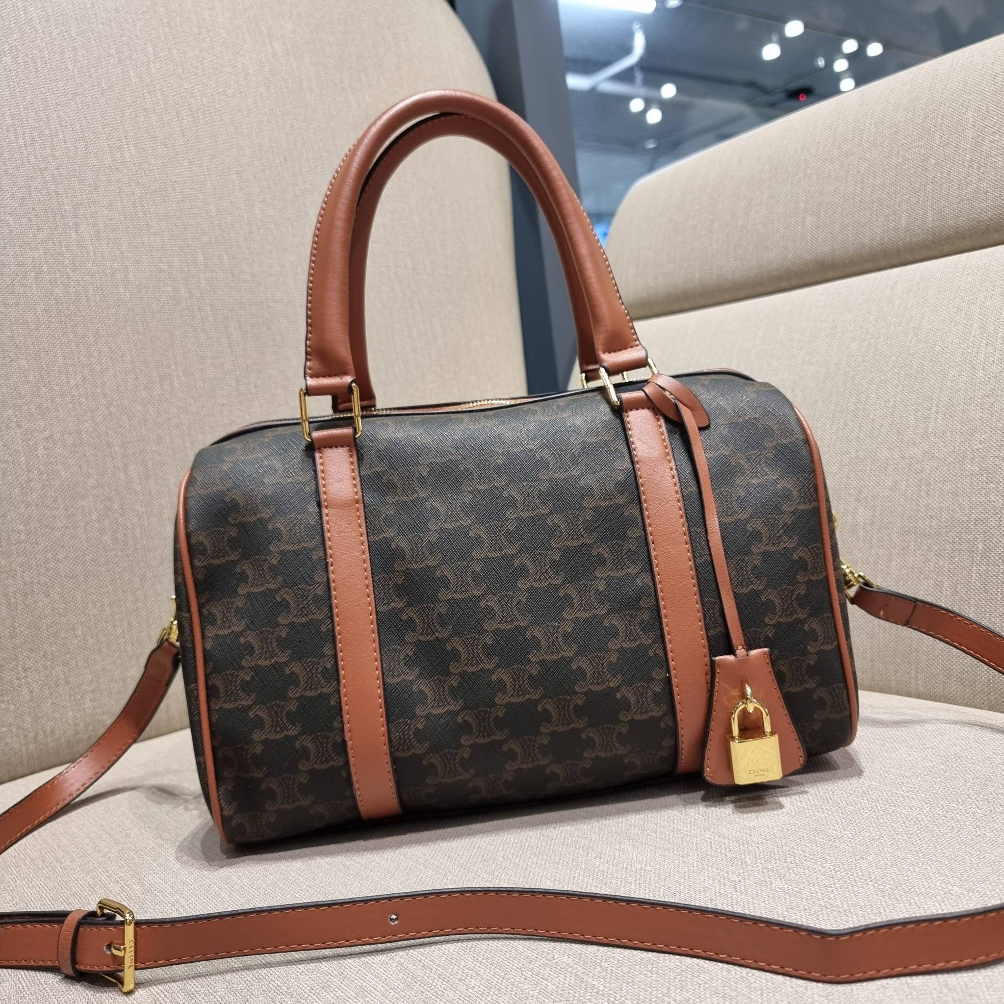 CELINE BOSTON BAG IN TRIOMPHE CANVAS AND CALFSKIN ยอดฮิตกับลวดลายเอกลักษณ์ สุดคลาสสิค กับกระเป๋ากึ่งเดินทาง ไซส์กำลังดี ที่สามารถใช้ได้ทั้งหนุ่มๆและสาวๆ วัสดุหนังแคนวาสตัดสลับหนังแท้ เปิด-ปิดด้วยซิป ใช้งานสะดวก และยังมีพวงหนังห้อยและแม่กุญแจล็อคซิปได้ มาพ