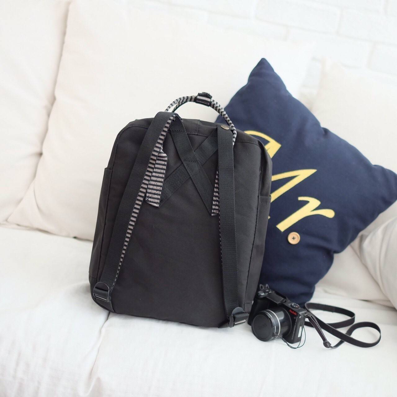 Kanken backpack กระเป๋าเป้สุดฮิต คุณสมบัติมีความทนทานสูงและสามารถกันน้ำ ทำจากเส้นใยพิเศษ เรียกว่า Vinylon-F มีซิปกลางที่เปิดเข้าไป ส่วนข้างในกระเป๋า ด้านในจะมีโฟมสำหรับรองแผ่นหลัง สะพาย สะพายสบายค่ะ เหมาะเป็นกระเป๋าเป้ที่สะพายไปโรงเรียน วันว่างสบายๆ หรือเ