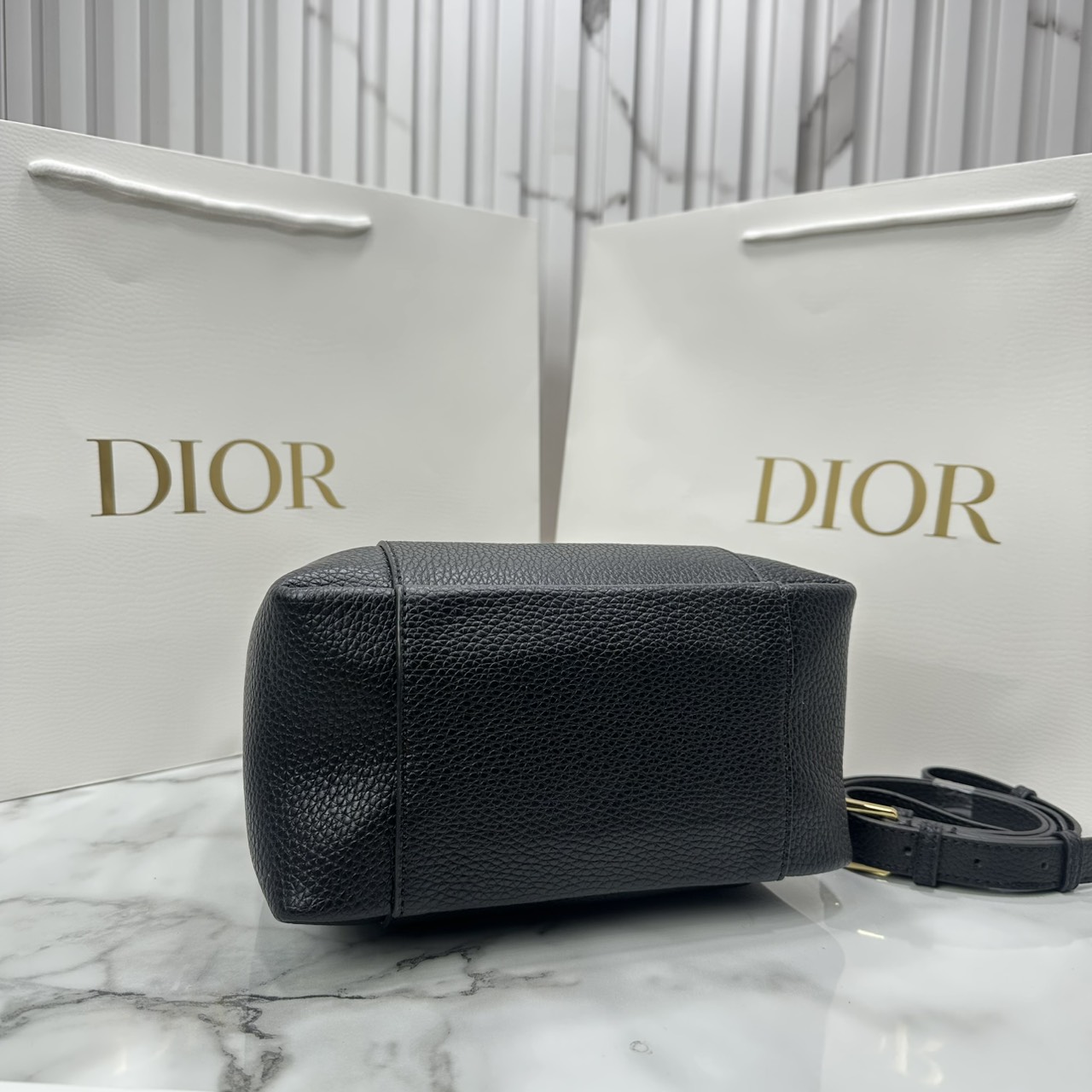 ORI หนังแท้ | DIOR Small Signature Bucket Bag / Dior bucket bag กระเป๋าทรงบัคเกตรุ่นใหม่ล่าสุด มาพร้อมกับการออกแบบที่โดดเด่น และสง่างาม เรียบหรูดูแพง มีรายละเอียดสุดวิจิตร