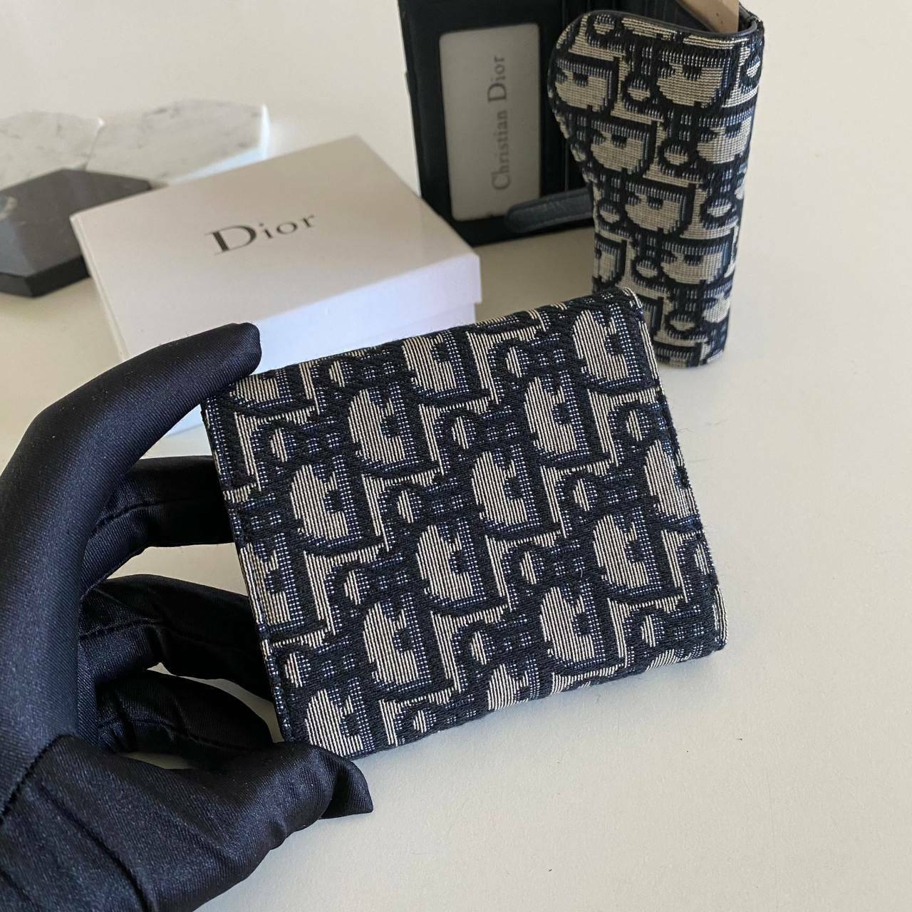 VIP 】DIOR WALLET MONOGRAM กระเป๋าสตางค์ 3 พับ วัสดุหนังแท้ และผ้า Jacquard อย่างดี ทอสวยงามที่สุด ผสมผสานความสง่างามและคลาสสิกที่เข้ากับยุคสมัย ด้านหน้าโดดเด่นด้วยซิกเนเจอร์ของ Christian Dior อะไหล่สีทองอ่อน เงางาม เป็นอีกหนึ่งรุ่นที่ดาราเชเลปใช้กันเยอะมา