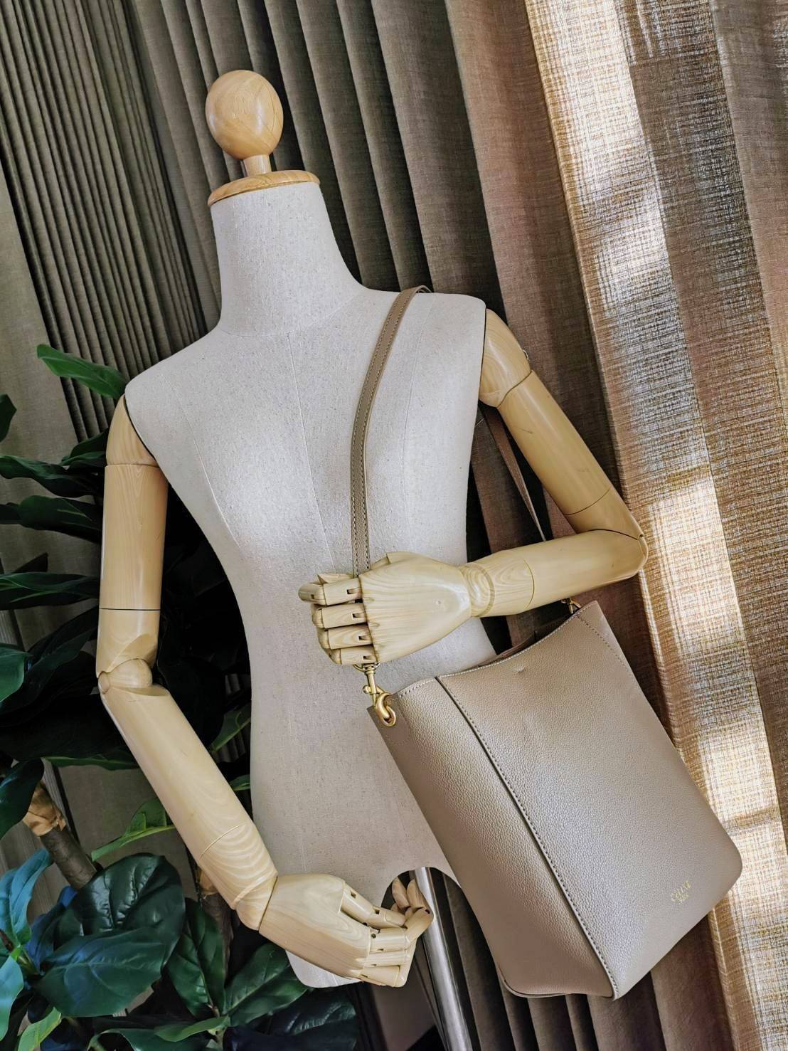 ซื้อ1ได้ถึง2! CELINE TRIOMPHE BUCKET BAG VIP GIFT WITH PURCHASE (GWP) พรีเมี่ยมกิ๊ฟ Limited Edition จาก CELINE PERFUME DUTY FREE COUNTER วัสดุหนังแท้ CALFSKIN ดีไซน์ทรง Bucket ขนาดกำลังดี มาพร้อมใบเล็กด้านในแยกใช้ได้ น้ำหนักเบา ภายในกว้างใส่ของใช้ได้เยอะพ