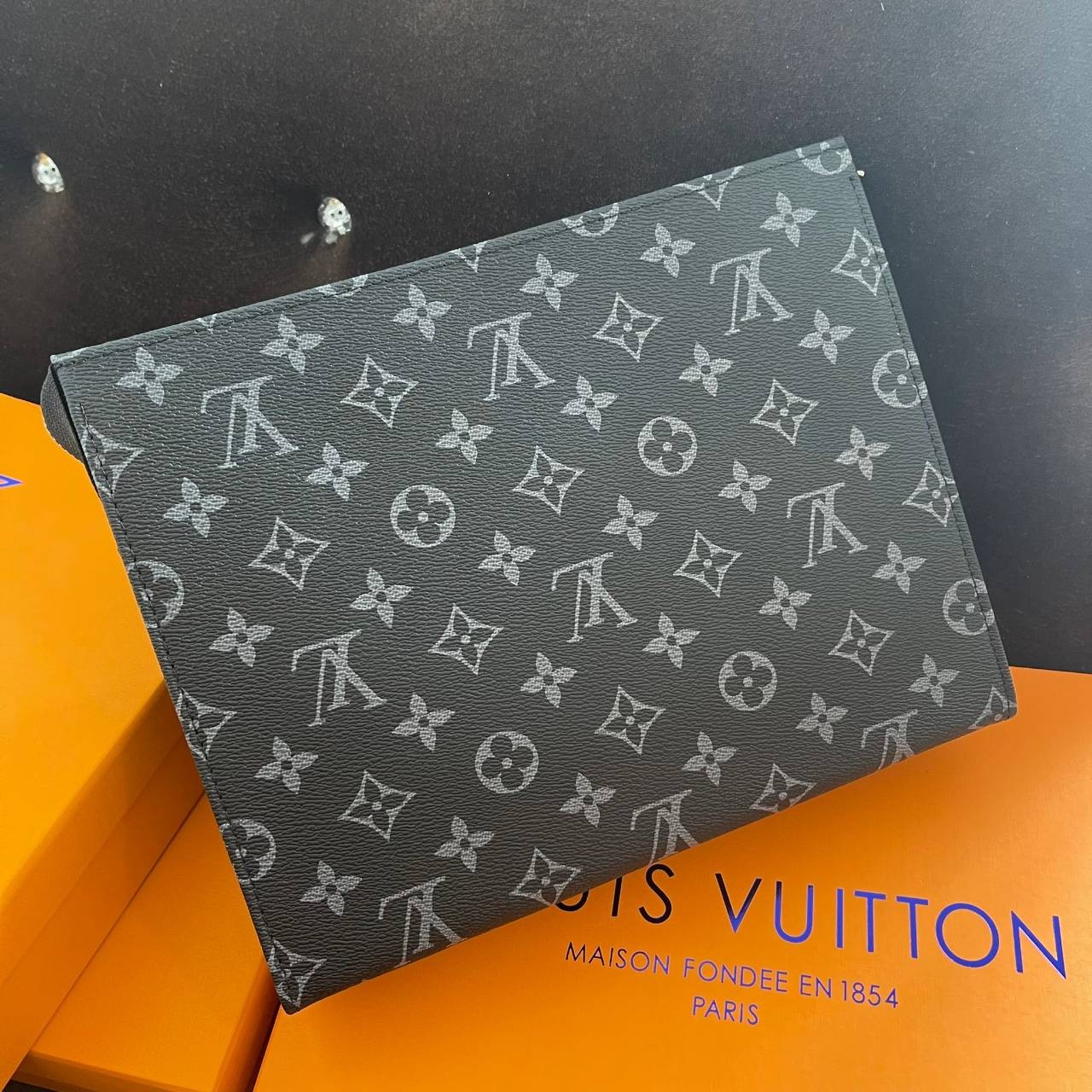 หนังแท้ LOUIS VUITTON POCHETTE VOYAGE CLUTCH BAG พร้อมส่งที่ไทย!! ที่นี่ที่เดียว LV CLUTCH ขายดีตลอดกาล ไม่มีตกยุค ถือคูลๆ เลยค่า