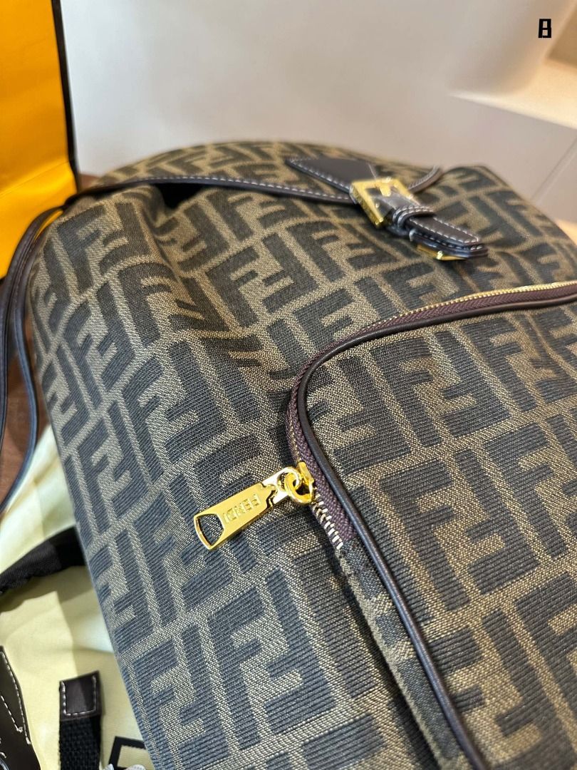 FENDI Zucca Monogram Backpack กระเป๋าเป้ FF ใบใหญ่จุของได้เยอะ นานๆจะมีมาในรูปแบบเป้ให้ครอบครองกันค่า! วันไหนๆ ในไทยหรือ ตปท.ใบเดียวจบ!! สินค้าแนะนำนาทีทองนี้ สามารถใข้ได้ทุกๆวัน ไม่ว่าจะในไทยหรือไป ตปท. ใบนี้เอาอยู่เลยค่า!!
