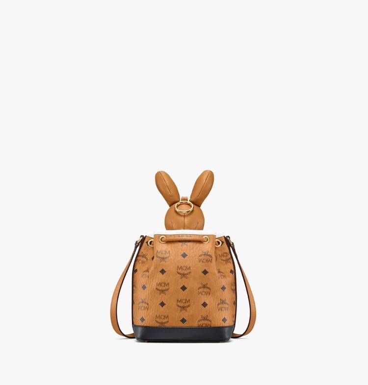 M.C.M ZOO RABBIT DRAWSTRING BAG IN VISETOS LEATHER MIX คอลเลคชั่นซูมาใหม่ ฮิตหนักมากที่เกาหลีและญี่ปุ่น ไอเท็มสุดคิ้วท์ น้องกระะต่ายโดดเด่น กระเป๋าสะพายทรง bucket ไซส์เล็กขนาดน่ารักน่าใช้ แฟชั่นสไตล์มากใบนี้ ดีไซน์น้องกระต่ายแอบในกระเป๋า และสามารถนำออกมาห