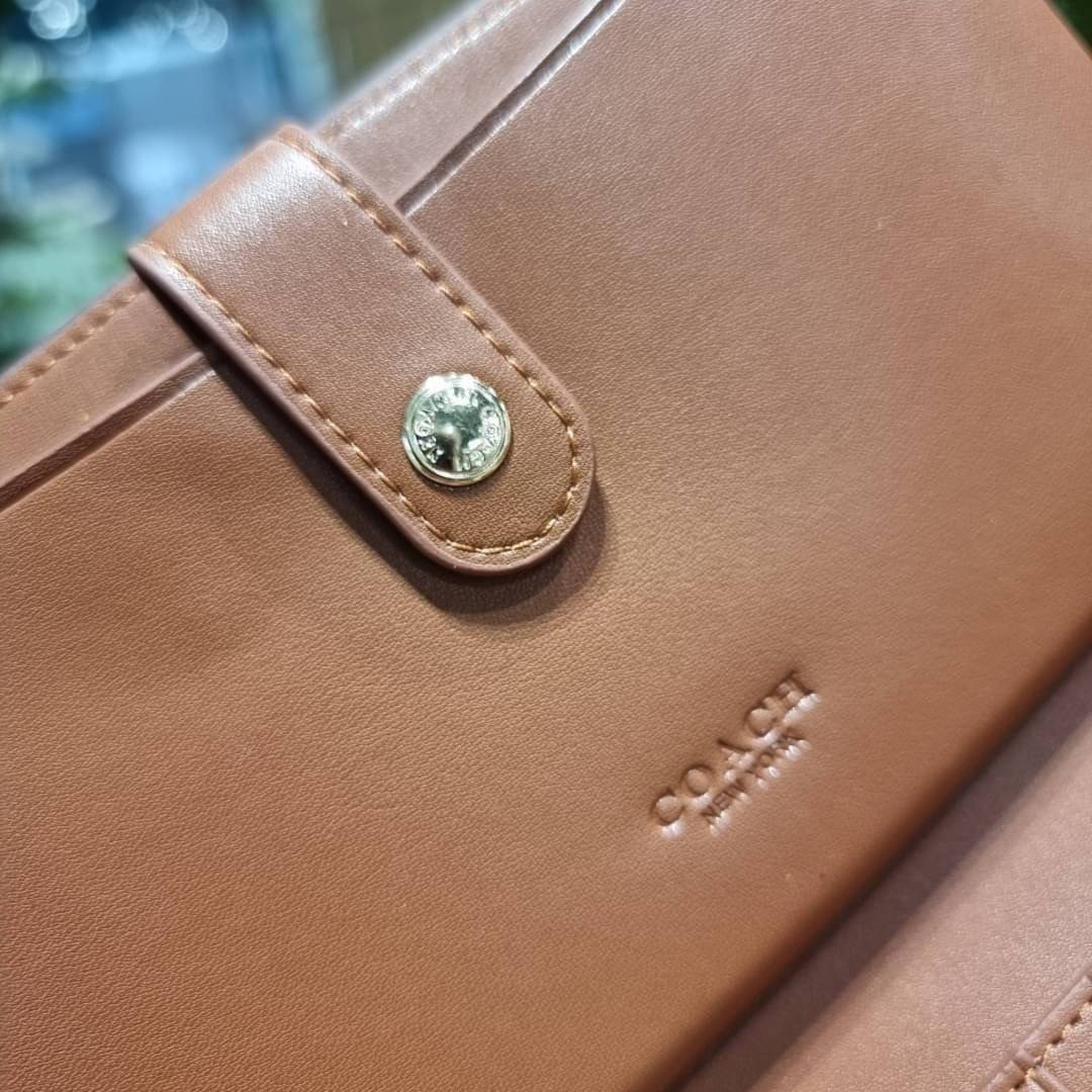 COACH C9944 TECH WALLET IN RAINBOW SIGNATURE CANVAS ดีไซน์ใหม่ คอลเลคชั่นสวยหรู กระเป๋าสตางค์พร้อมสายคล้องมือ ง่ายต่อชีวิตมากจ้า!! มันดี มันพร้อม มันสวยจริงจัง!! ใส่ได้ทั้งบัตร และโทรศัพท์ก็ใส่ได้ทุกรุ่น แถมยังมีช่องซิปแยกไปอีก ช่องเยอะไม่ต้องห่วงจริงๆ วั