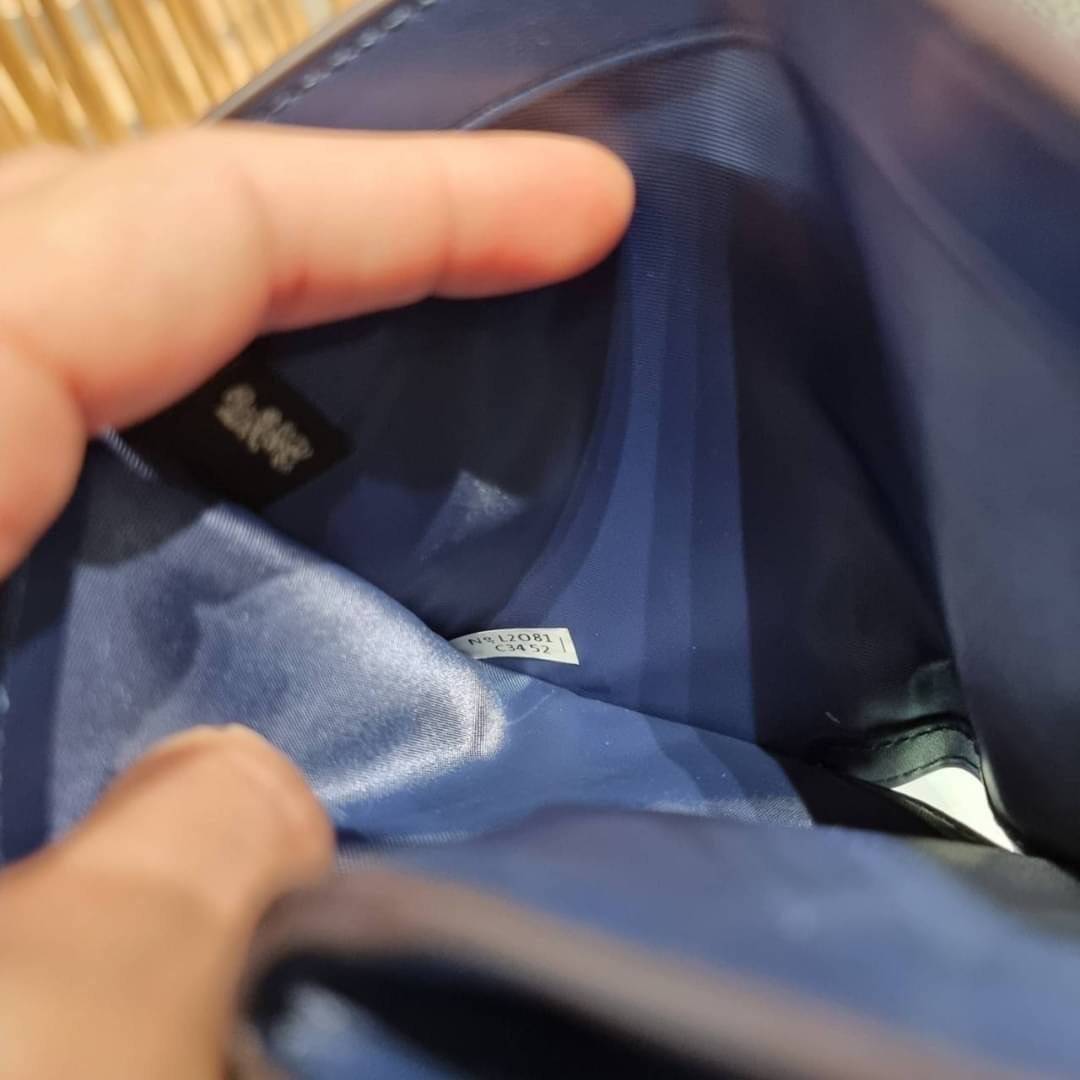 COACH C3375 MEDIUM CORNER ZIP WALLET IN SIGNATURE CANVAS WITH DAISY PRINT ดีไซน์ใหม่ล่าสุด!! คอลเลคชั่นลายพริ้นท์ เพิ่มลูกเล่นให้กระเป๋าสตางค์ของคุณ กับกระเป๋าสตางค์ใบกลาง ขนาดกำลังเหมาะมือ วัสดุหนังแคนวาส ดูแลรักษาง่าย มีช่องใส่บัตรและธนบัตรครบ และช่องซิ