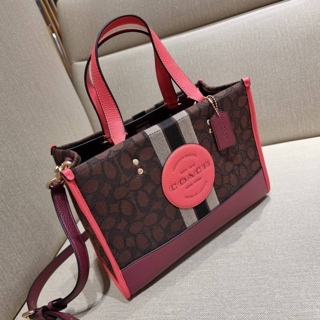 ใบใหญ่ COACH 4113 DEMPSEY CARRYALL IN SIGNATURE JACQUARD WITH STRIPE AND COACH PATCH ใบใหญ่ จุใจ คอลเลคชั่นใหม่ สีที่สาวๆรอคอย สวยคม ละมุนและมีความหรูในตัว กับกระเป๋าทรงโท้ท ไซส์ใหญ่ที่สามารถจุของได้แบบไม่ต้องกังวล ฟังก์ชั่นการใช้งานสะดวกที่สุด มีทั้งสายค