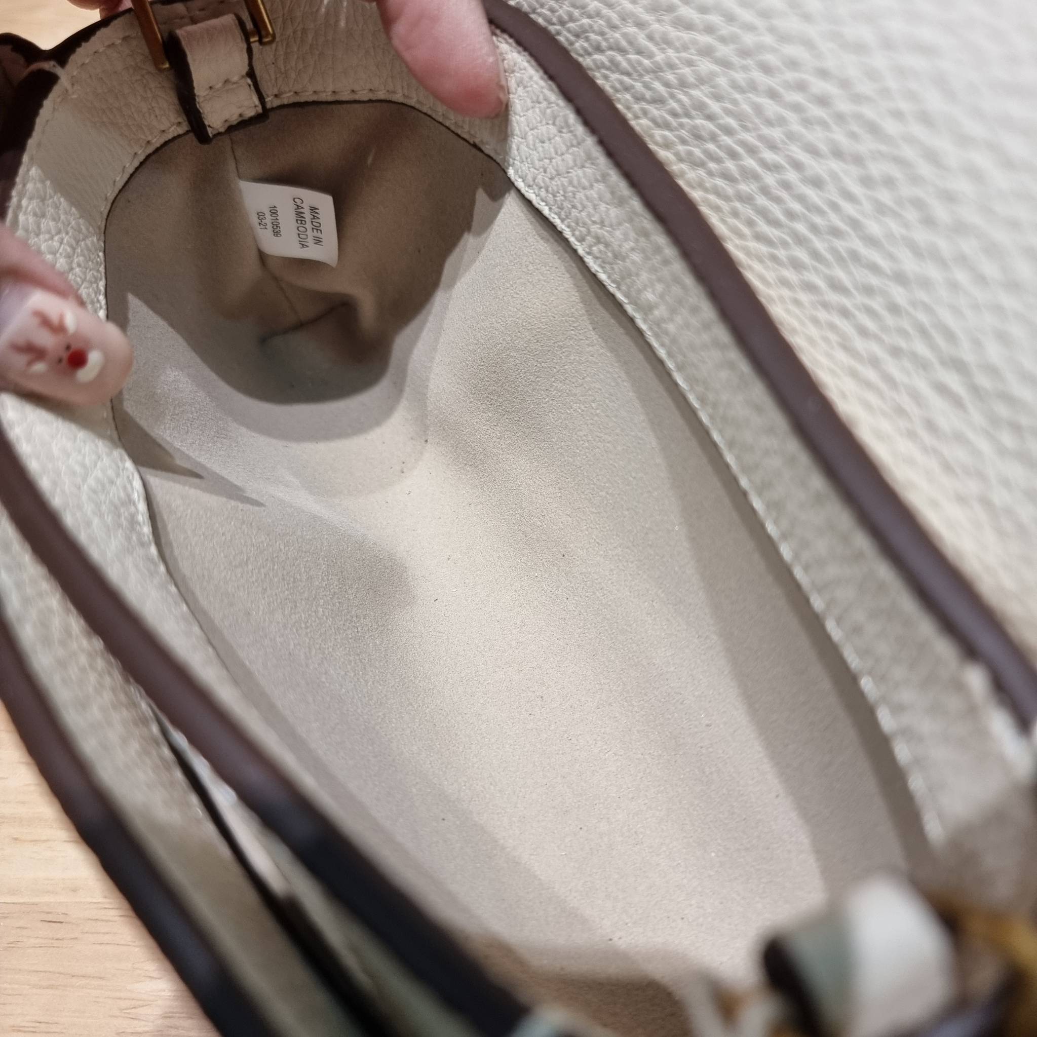 TORY BURCH LIMITED-EDITION MINI BAG รุ่นลิมิเต็ด ที่ sold out ไปแล้วหลายช็อป มีมาให้ช้อปที่นี่! กับกระเป๋าสะพายข้างทรงผู้ดี ไซส์มินิ ที่ผลิตมาในจำนวนจำกัด โดดเด่นด้วยอะไหล่ทองคลาสสิคหรูหรา และสายสะพายโซ่สลับหนัง ทำให้สะพายได้โดยไม่เจ็บไหล่