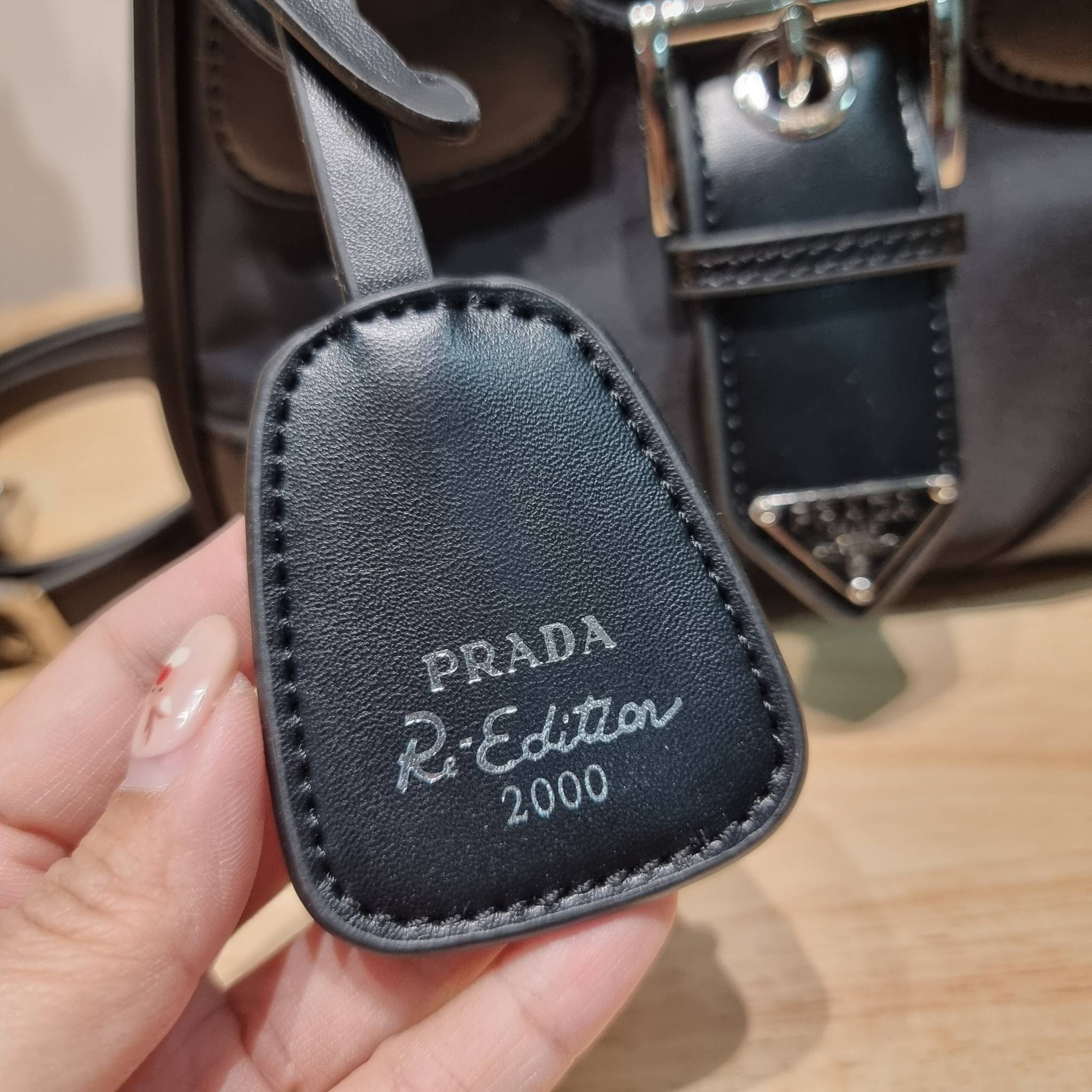 Prada Moon bag / PRADA RE-NYLON AND LEATHER MOON PADDED BAG ใหม่ล่าสุด กับคอลที่ใครๆเห็นก็ต้องรัก ขนาดกำลังน่ารัก ดีไซน์สวยดุ และยังดูแพงได้อีก