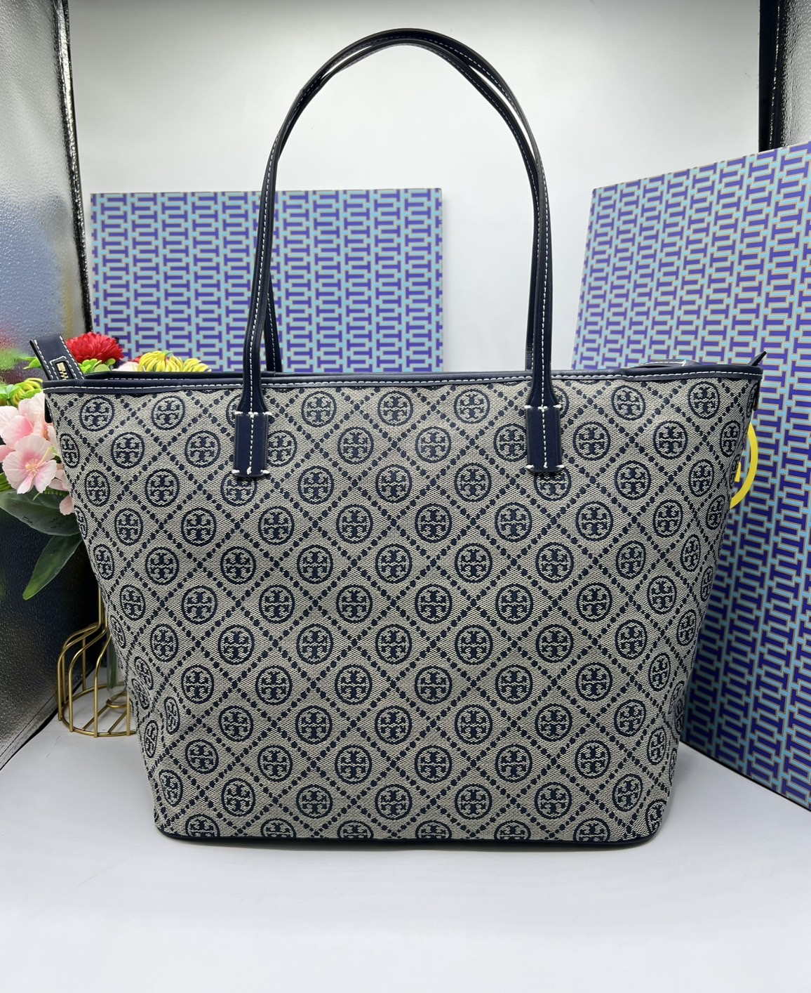 ORI หนังแท้ | Tory Burch T Monogram zip tote bag กระเป๋าทรงโท้ทใบใหญ่ทรงกว้างพร้อมใบเล็กเข้าเซ็ท งานผ้าแจ็คการ์ดตัดขอบหนัง เดอะเบสท์ เซลเลอร์!! ที่สุดของไอเท็มยอดฮิตติดอันดับ ขายดี ขายได้ตลอด ลายโมโนแกรมสุดคลาสสิค สาวๆว่าต้องมีติดบ้านจริงๆน้า