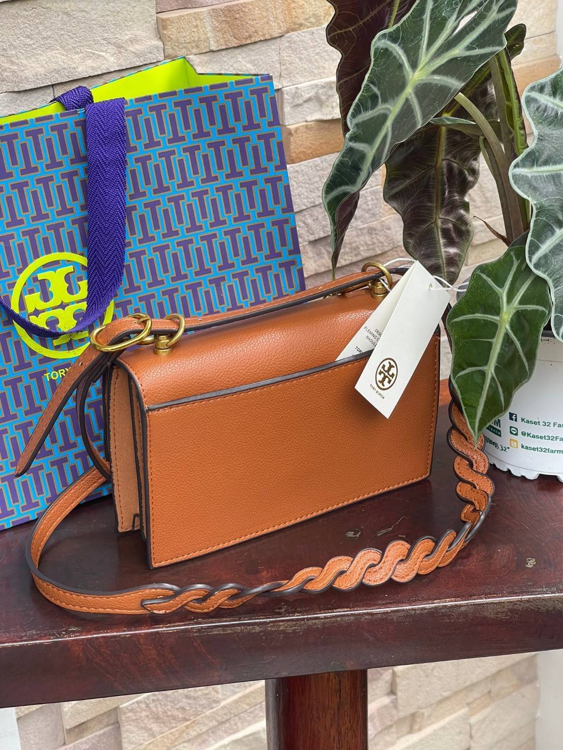 Tory burch miller mini bag หนึ่งในแบรนด์เนมยอดฮิตระดับโลกที่สายแฟชั่นตัวจริงต้องมีสักใบในตู้ เพราะเป็นแบรนด์ที่เหล่าบรรดาเซเลปและดาราใช้กันเยอะมาก รุ่นก็เป็นอีกหนึ่งใบที่คุ้มค่าคุ้มราคามากค่ะ ด้วยดีไซน์กึ่งทางการ กึ่งลำลอง จึงใช้งานได้หลายโอกาส แม้จะมีขนา