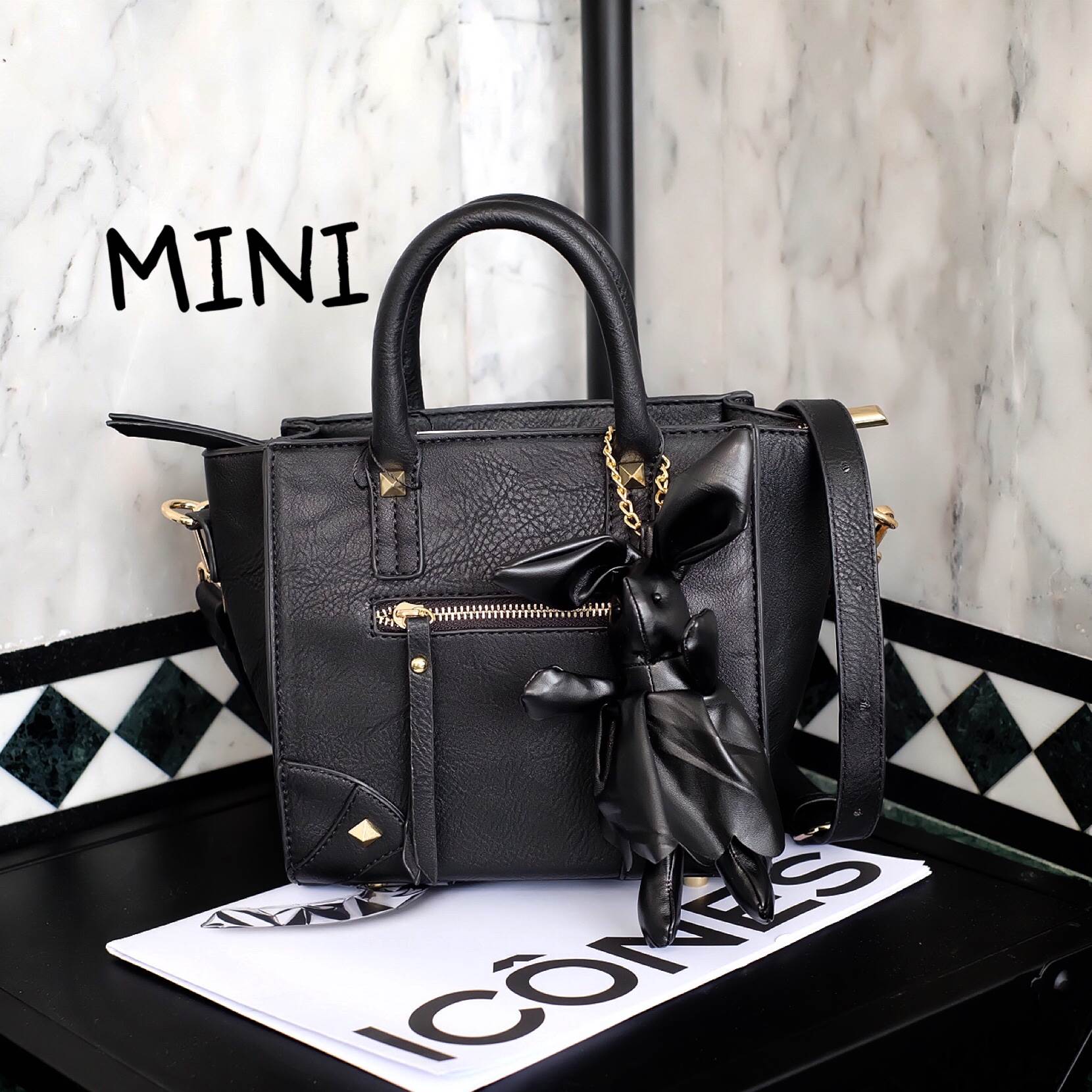 รุ่นใหม่ล่าสุดเลย ห้ามพลาดน๊า !! จากแบรนด์ KEEP รุ่น Teena mini handbag (( size นี้ ใส่กระเป๋าตังค์ยาว และโทรศัพท์ได้ทุกรุ่นคะ )) กระเป๋าสะพายข้าง ขนาดกะทัดรัด หนังเนื้อดี ลายหนังชัด ทนทานคะ น้ำหนักเบา ดีไซด์ ทันสมัย เข้าได้กับทุกชุด สายสะพายเป็นสายหนังปร