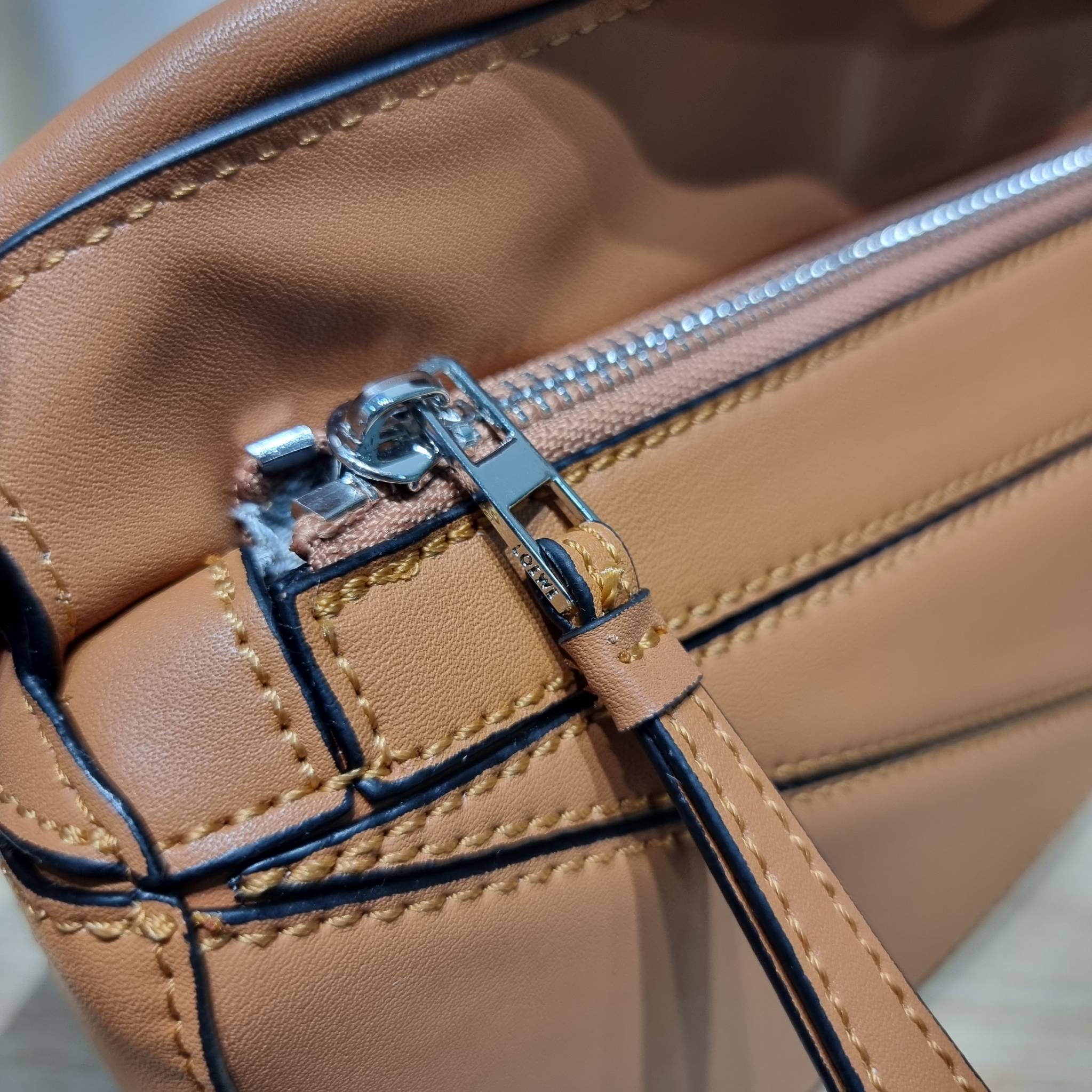 LOEWE MINI PUZZLE BAG IN CLASSIC สุดยอดแบรนด์ที่ดีไซน์เป็นเอกลักษณ์ โดดเด่น สวยหรู กับกระเป๋าสะพายข้างทรงกล่อง ไซส์มินิ สไตล์พัซเซิล