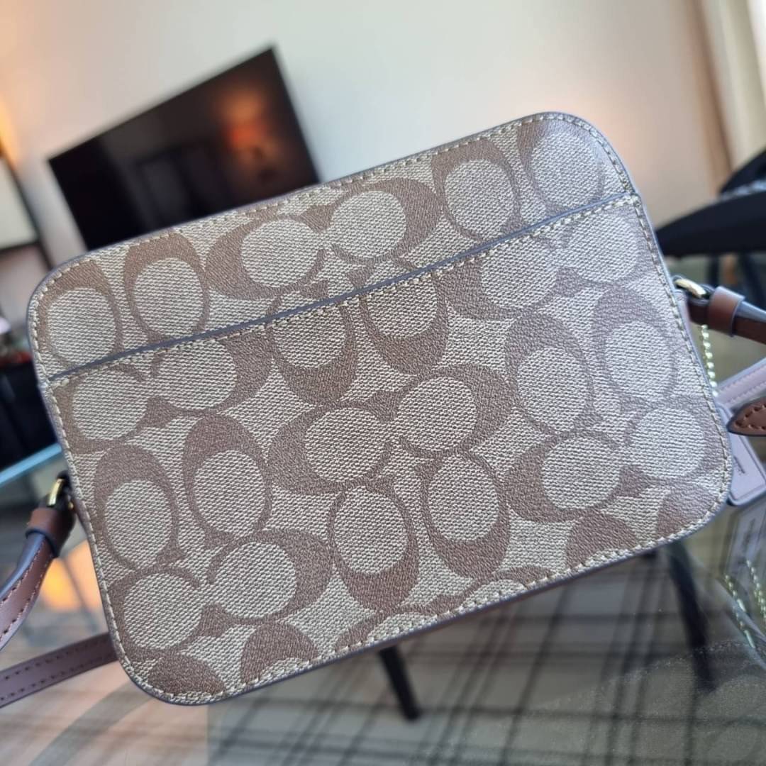 COACH 91677 MINI CAMERA BAG IN SIGNATURE CANVAS ขายดีที่สุด!! กระเป๋าสะพายข้างไซส์มินิ คลาสสิคอยู่ทรง อะไหล่ทองตัดดูหรู วัสดุหนังแคนวาสเคลือบลาย เปิด-ปิดด้วยซิป สายสะพายปรับได้ตามตัว ใบนี้แมทช์ได้ทุกลุค ใช้เป็น everyday bag ได้สบายๆเลยจ้า