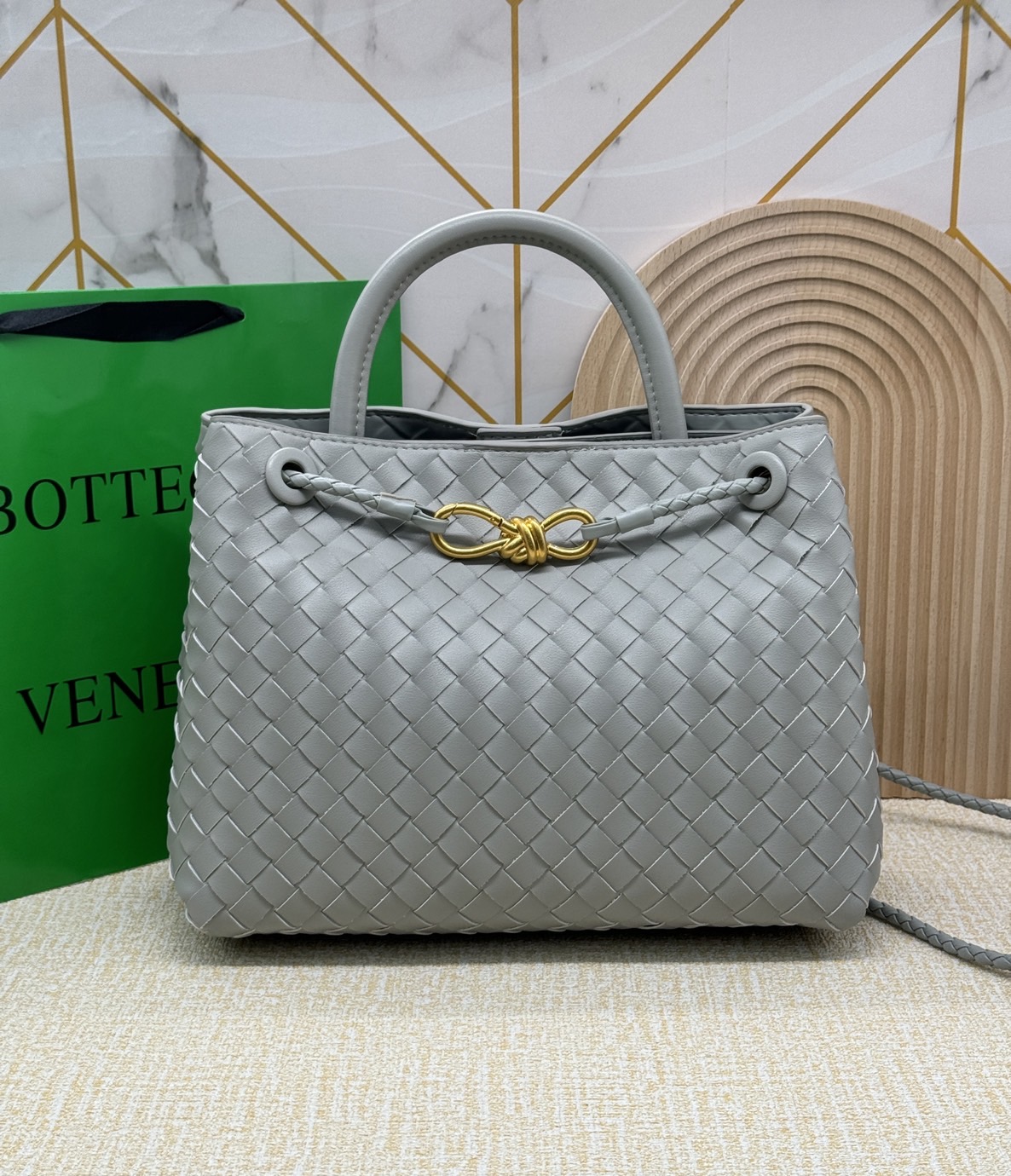 BOTTEGA Small Andiamo embellished intrecciato leather tote 28cm กระเป๋าสะพายดีไซส์สานเป็นเอกลักษณ์ หนัง nappa นิ่มสวยงาม