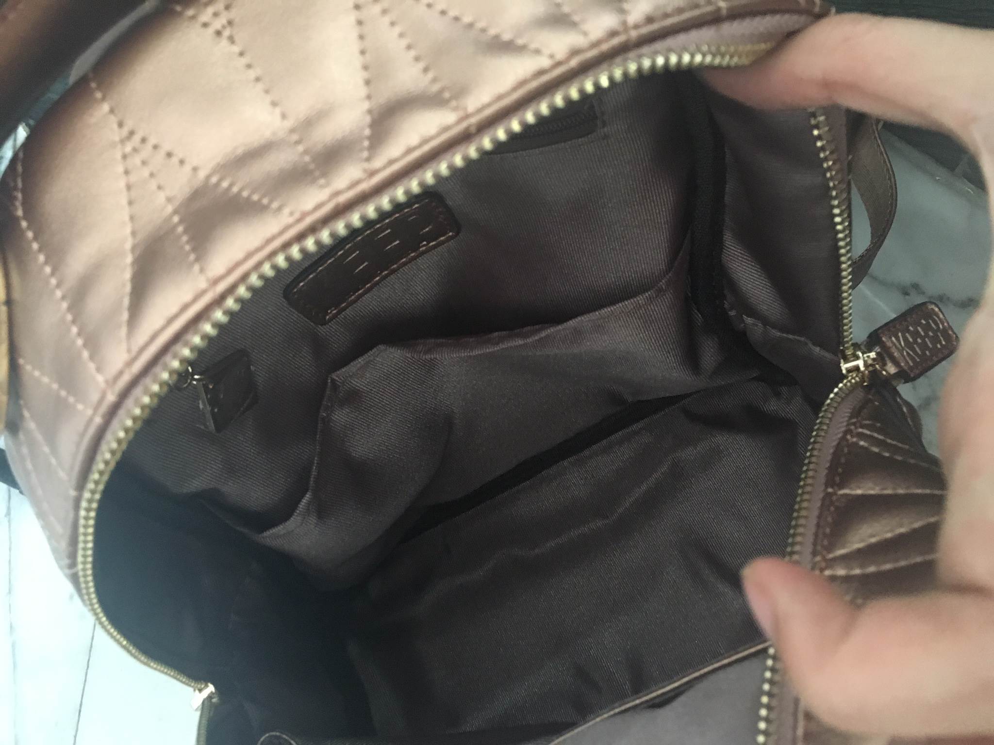 สีใหม่ล่าสุด รับ summer นี้เลยค่า ห้ามพลาดน๊า !!! งานหนังแท้ ทางร้านได้ รุ่นสุด Chic ทรง mini mini น่ารักๆ จากแบรนด์ KEEP มาฝากคะ =>> กระเป๋า หนังแท้เนื้อดี ลายหนังชัด ทนทานคะ น้ำหนักเบา ดีไซด์ ทันสมัย เข้าได้กับทุกชุด =>> อะไหล่ทองตัดกับกระเป