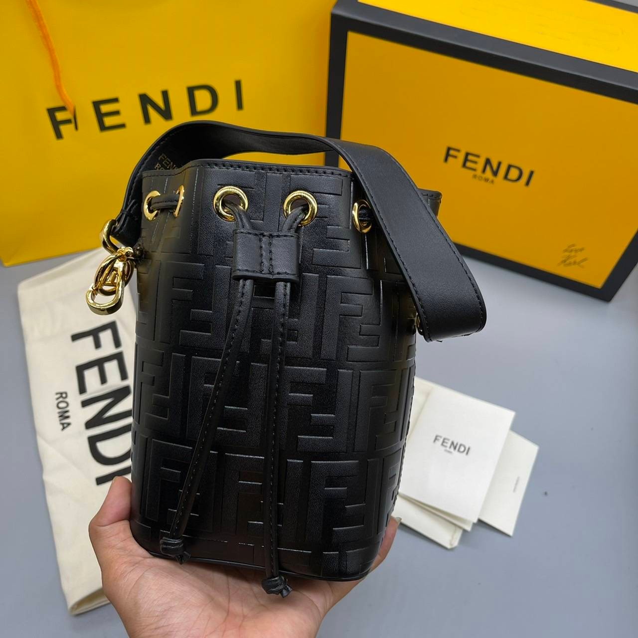 หนังแท้ FENDI MON TRESOR BUCKET BAG พร้อมส่งที่ไทย ภาพสินค้าถ่ายจากงานขายจริง ใช้งานต่างประเทศได้ค่ะ