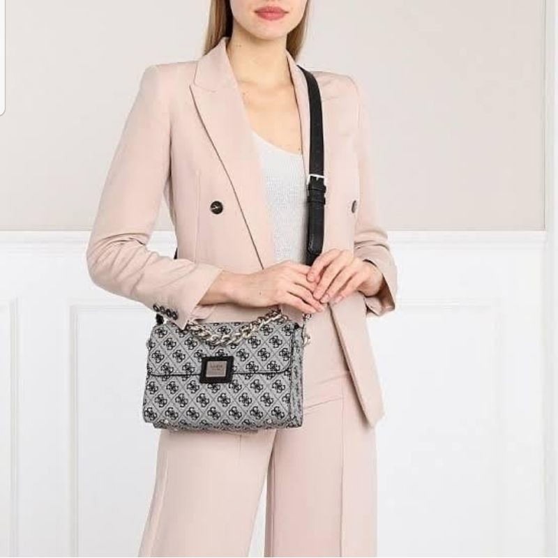 ราคาปังปิ๊นาศ (!!) มากแม่ 💕 GUESS Candace Top Handle Flap Bag กระเป๋าสะพาย Crossbody / คล้องแขน ถือออกงานได้ ทรงน่ารัก จากแบรนด์ GUESS สวยอยู่ทรง ขนาดกำลังดี น้ำหนักเบา ด้านหน้ามีโลโก้แบรนด์อะไหล่ทอง มีอะไหล่โซ่ห้อยด้านหน้าสามารถคล้องแขนและถือได้ 