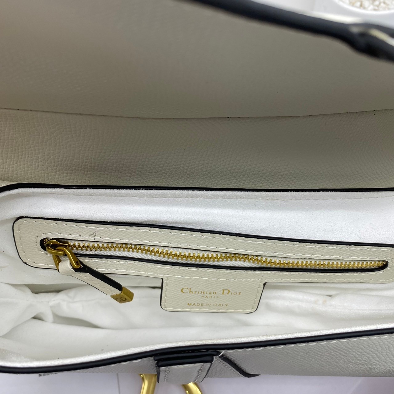 หนังแท้ DIOR SADDLE BAG with strap กระเป๋ารุ่นยอดนิยมตามแบบฉบับแบรนด์ งานออริหนังแท้ทั้งใบ ใช้งานได้ 2 แบบ สะพายยาว CROSSBODY และสายสั้นถือได้เก๋ๆ ลุคนี้คูลสุดๆ เลยค่าา ภาพถ่ายจากสินค้าจริง! สวยมาก พร้อมส่งที่ไทยราคาสุดคุ้ม สาวๆ ห้ามพลาดค่ะ!