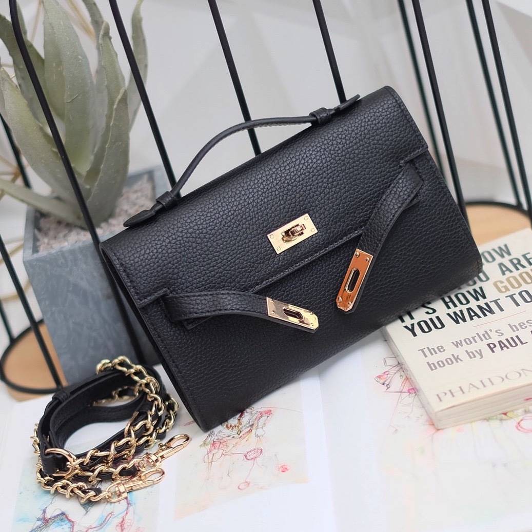 KEEP • Ellis • กระเป๋า คลัช ถือ //สะพาย ขนาด กะลังดี ทรงสวย แค่ใบเดียวจบ! หนังคุณภาพเยี่ยม ภายใน จุของคุ้ม ใส่บัตร ใส่มือถือได้ทุกรุ่น ใบนี้ จะแต่งกับ Look ไหนก้อเข้ากันได้ดีแน่นอนค๊า Don't miss!! หนังลายสวยมาก นิ่มมือ ภายในใส่ของจุกจิก 2 ด้านเลย สาม