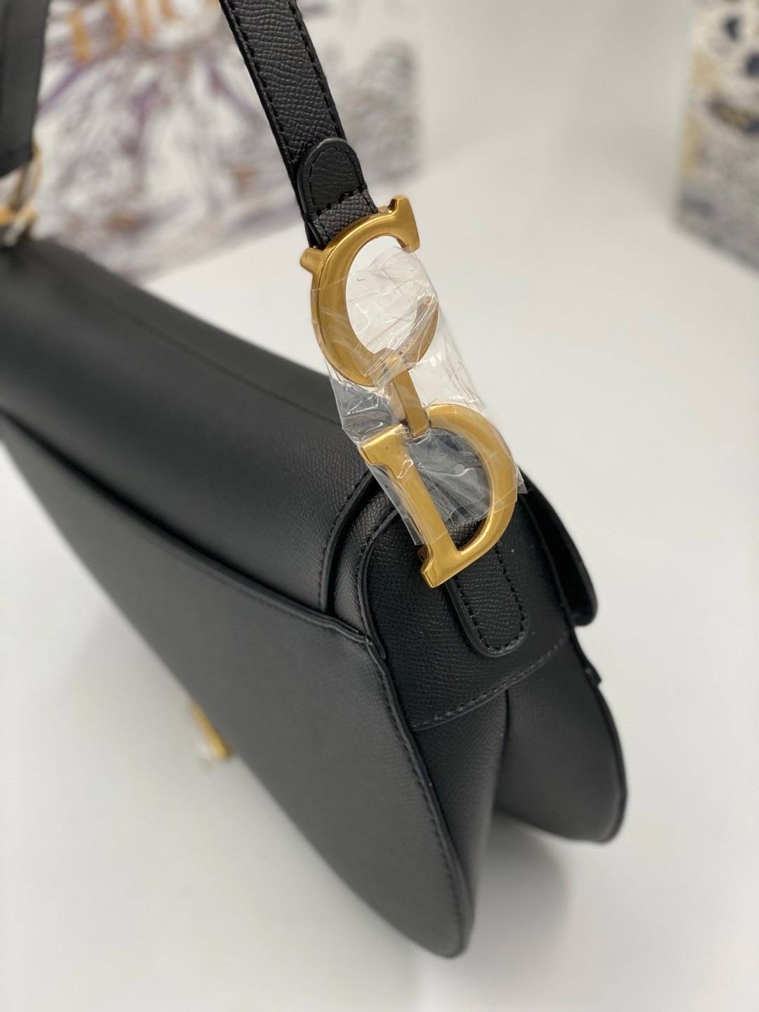 ORI หนังแท้ | DIOR Saddle Bag with Strap Grained Leather กระเป๋าถือ/สะพายทรงอานม้า รุ่นยอดนิยมที่มีเอกลักษณ์สวยงามเหนือกาลเวลา ลูกเล่นห้อยด้วยตัวอักษร D ตรงหูหิ้วมีกิมมิค CD สวยหรูดูแพง
