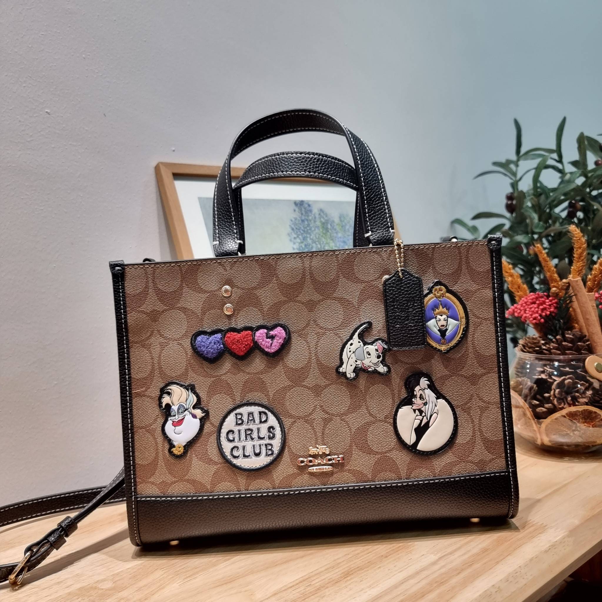 Coach Disney X Coach Dempsey Carryall In Signature Canvas With Patches CC873 คอลเลคชั่นใหม่ กับเหล่ายัยตัวร้าย ที่ไม่มีใครไม่รู้จัก!! กับกระเป๋าทรงโท้ท ไซส์ใหญ่ที่สามารถจุของได้แบบไม่ต้องกังวล ฟังก์ชั่นการใช้งานสะดวกที่สุด ดีไซน์ลวดลายแพทช์โดดเด่น มีทั้งส