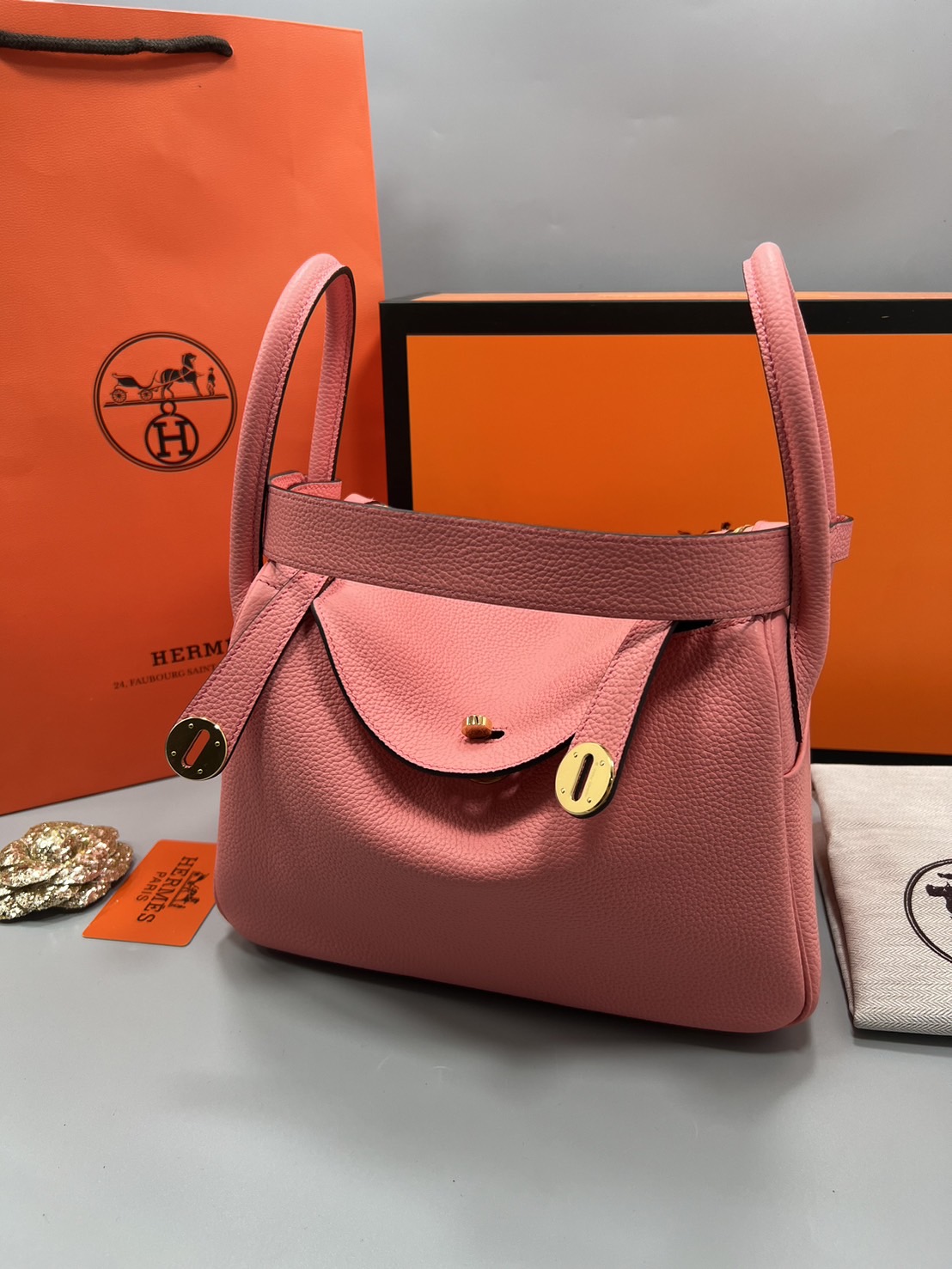 พร้อมส่ง 15 สี HERMES Lindy 26 bag กระเป๋าทรงโท้ทหนังสวยอย่างดี เอกลักษณ์ของความเรียบหรูไฮคลาสอย่างสมบูรณ์แบบ เกรดออริ สลับแท้ งานสวยตามรูป ใช้งานต่างประเทศได้