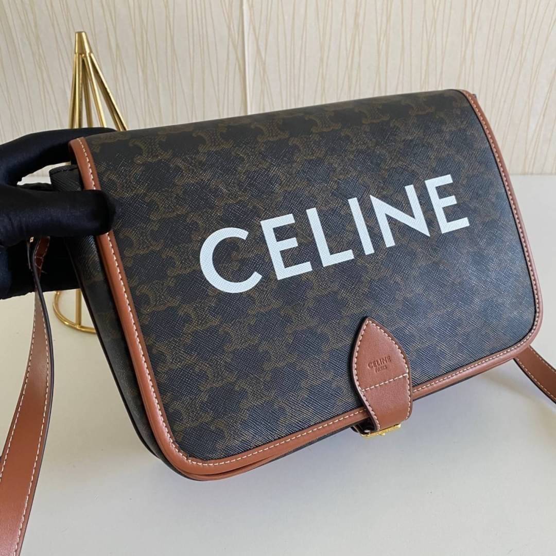 Celine Messenger Folco Bag in Triomphe Canvas กระเป๋าสะพายทรงแมสเซ็นเจอร์ โดดเด่นไม่เหมือนกับลวดลายแคนวาสที่เป็นเอกลักษ์แบรนด์แบบไม่เหมือนใครให้ด้วยความเรียบหรูดูทางการ เพิ่มความภูมิฐานให้กับคุณอย่างลงตัวเลยทีเดียวสำหรับกระเป๋าทรงแนวนอน ซึ่งเป็นกระเป๋าที่