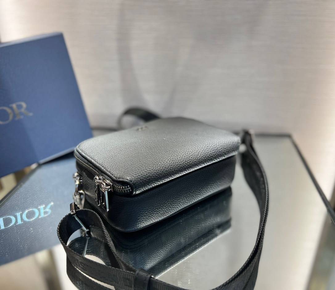 หนังแท้ CHRISTIAN DIOR BLACK GRAINED CALFSKIN POUCH WITH SHOULDER STRAP BAG พร้อมส่งที่ไทย เกรดออริจินอลหนังแท้ทั้งใบ ภาพสินค้าถ่ายจากงานขายจริง ใช้งานต่างประเทศได้