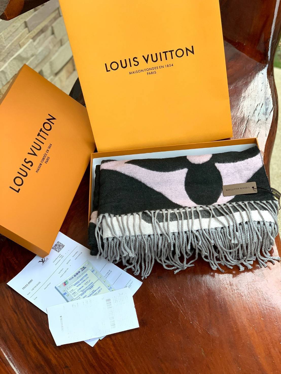 Louis Vuitton Women’s Scarves Accessories อีกหนึ่งแบรนด์ดังจากปารีส ด้วยงานพรีเมี่ยมกิ้ฟสีพาสเทล เพื่อส่งมอบความรู้สึกดีๆให้กับคนที่คุณรัก ในรูปแบบผ้าพันคอและผ้าคุมไหล่ผืนใหญ่ให้ความอบอุ่น ถักทอด้วยผ้าcashmere ผ้าเนื้อดี สัมผัสนุ่มมือ ทอลายในตัว สีและลายค